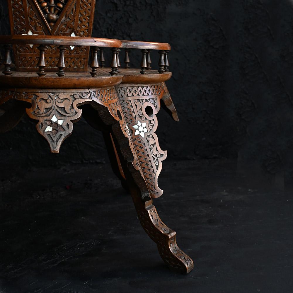 Bois Exceptionnelle table mauresque incrustée syrienne du 19ème siècle, fabriquée à la main en vente