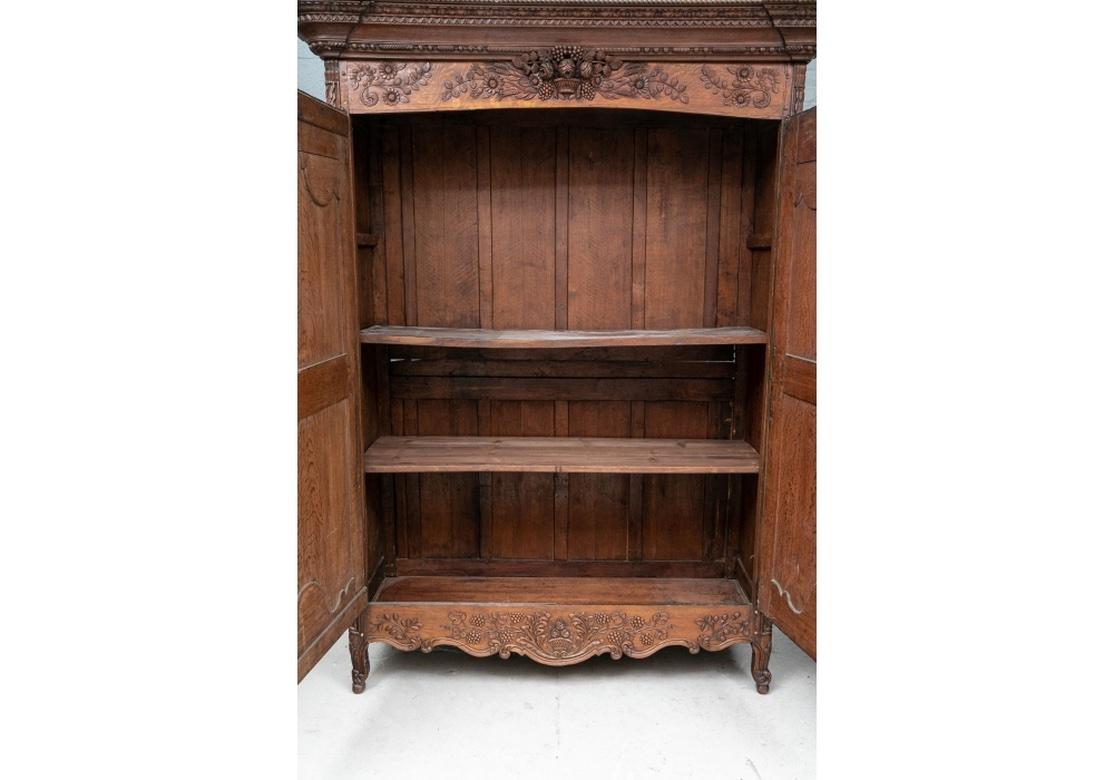 Exceptionnelle armoire de mariage française du 19ème siècle, fortement sculptée  en vente 9