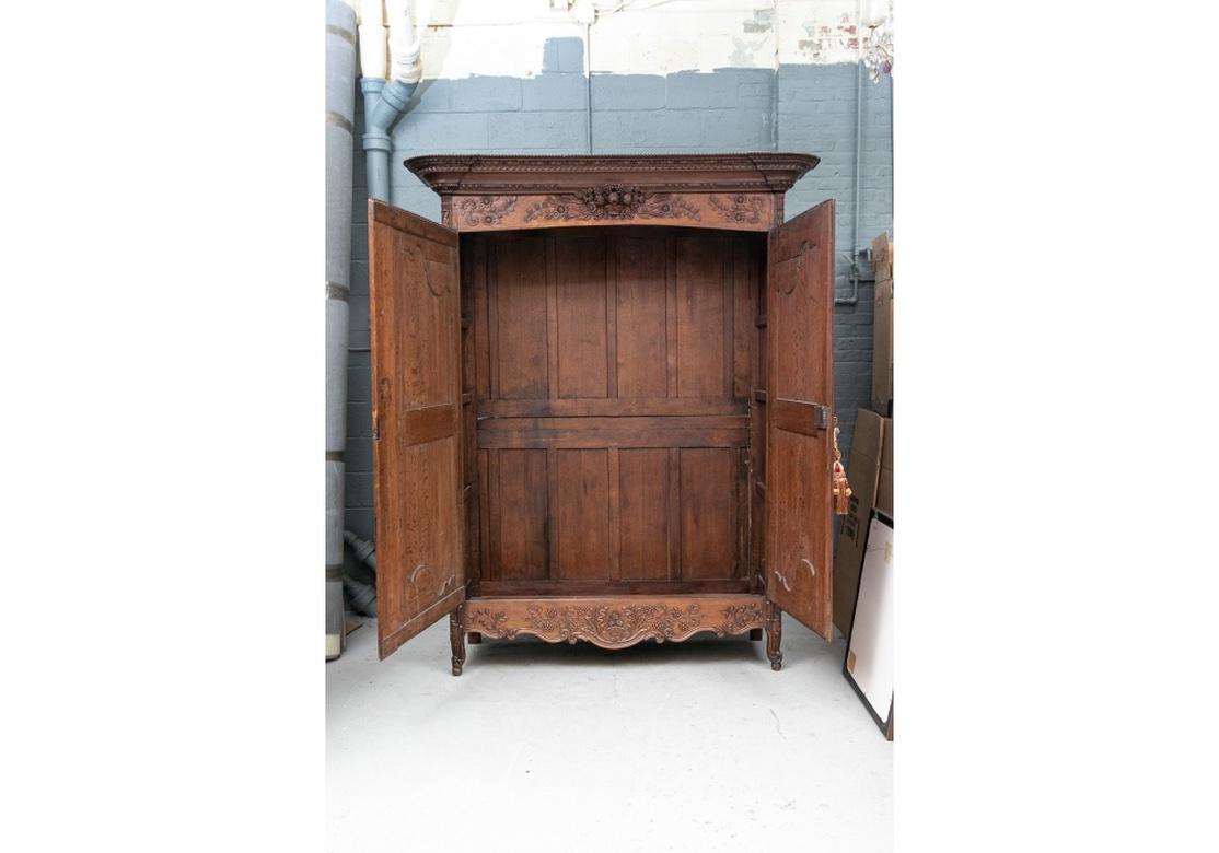 XIXe siècle Exceptionnelle armoire de mariage française du 19ème siècle, fortement sculptée  en vente