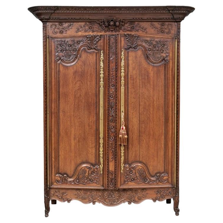 Exceptionnelle armoire de mariage française du 19ème siècle, fortement sculptée 