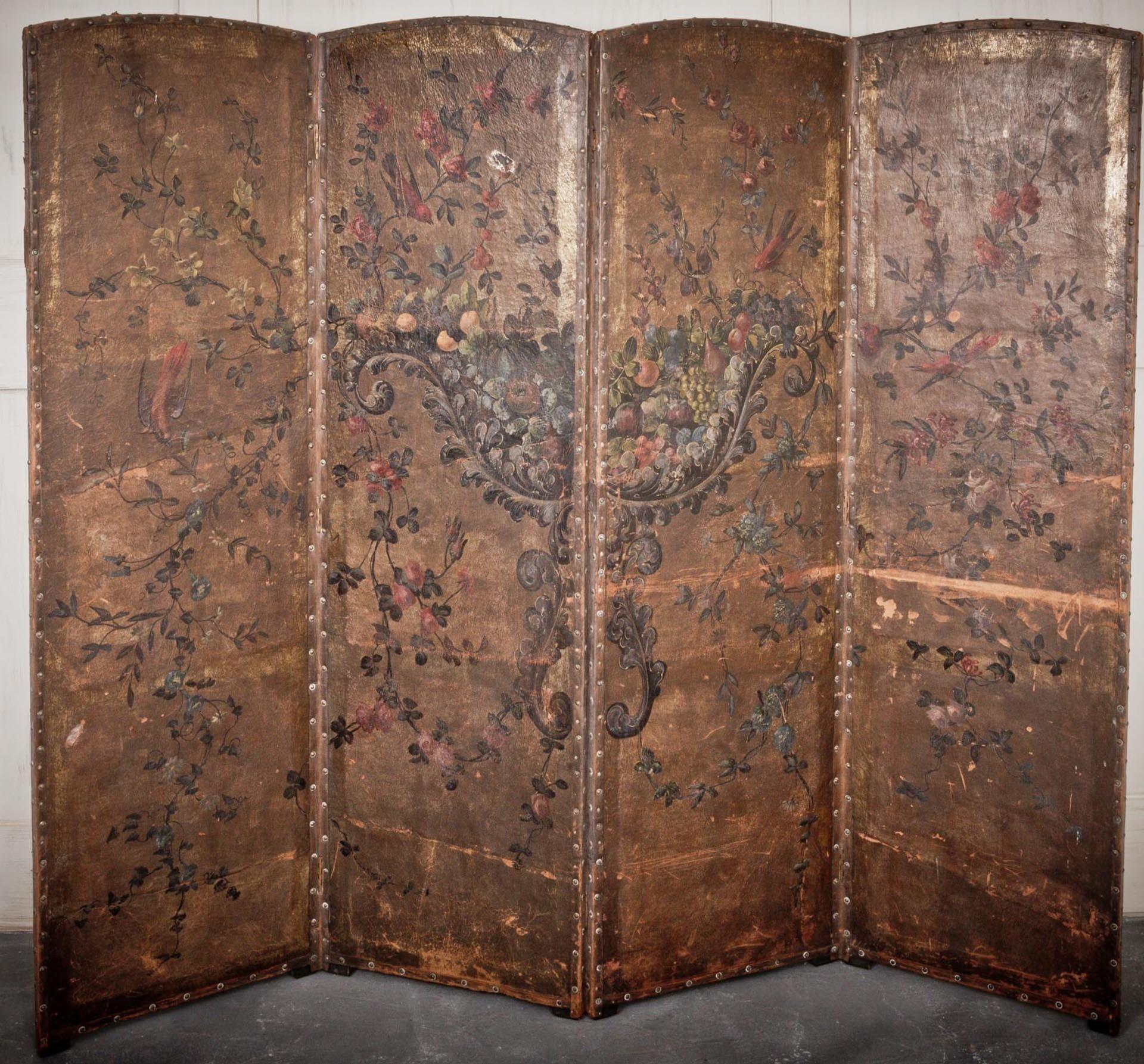 Raro e straordinariamente conservato, questo paravento italiano a quattro ante del XIX secolo è una testimonianza della raffinata abilità artistica e artigianale del periodo romantico in Italia. Ogni pannello è riccamente dipinto a olio su pelle
