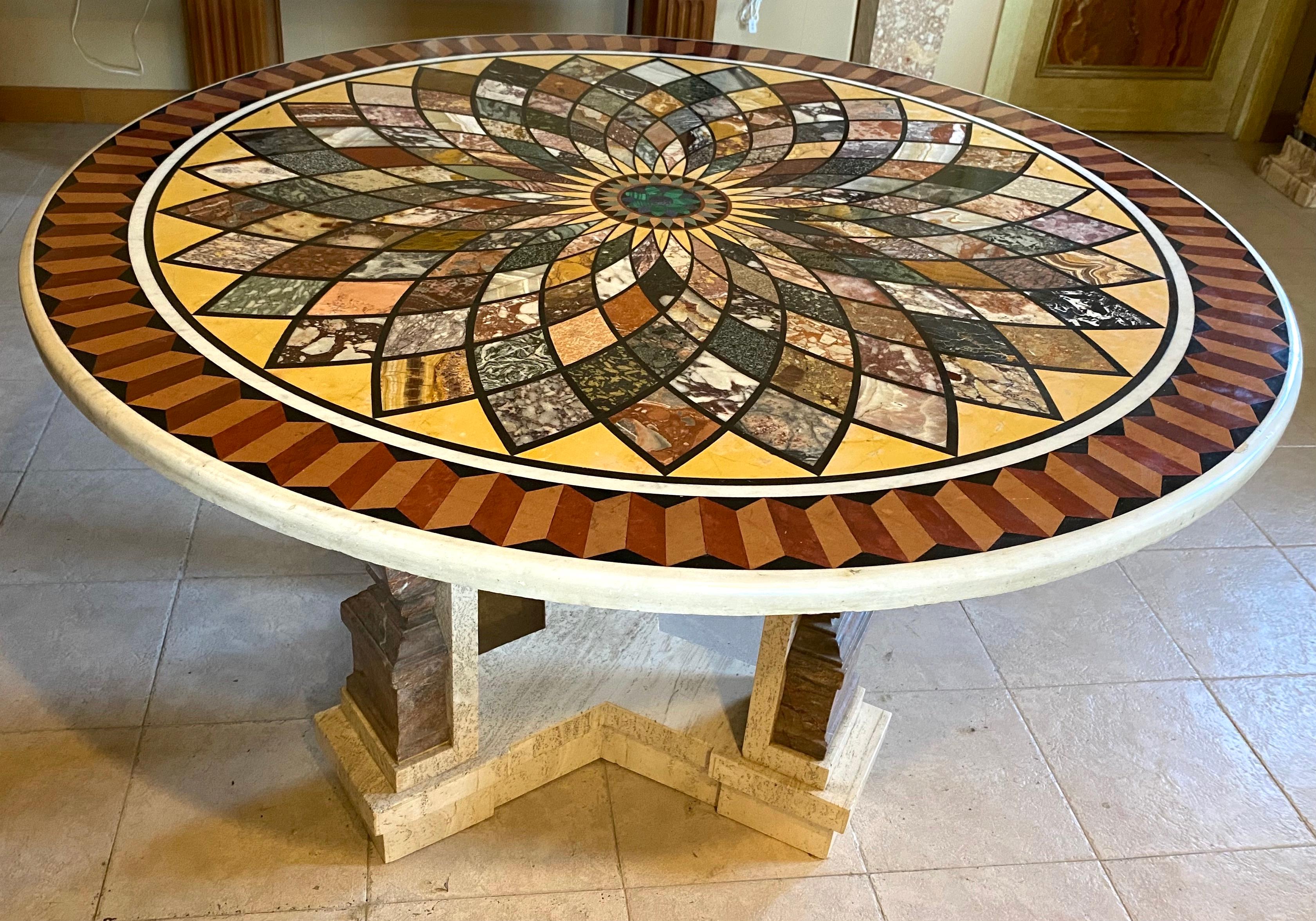 Außergewöhnlicher italienischer Pietra Dura-Marmor-Mitteltisch aus dem 19. Jahrhundert im Zustand „Gut“ im Angebot in Rome, IT