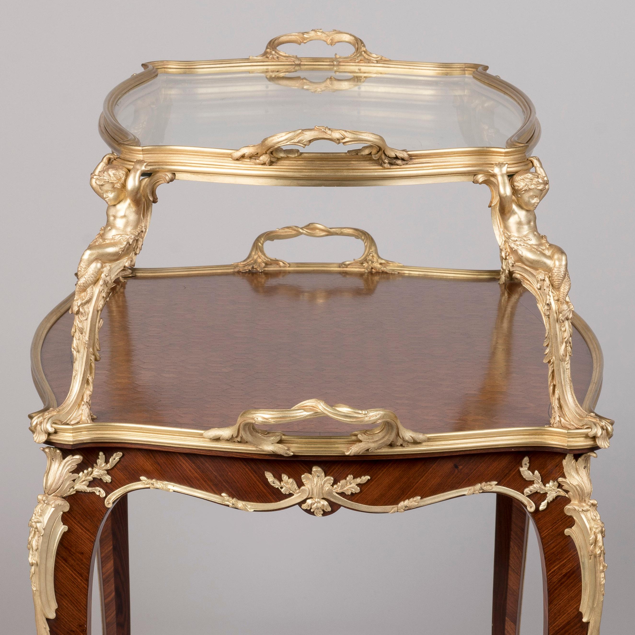 Français Exceptionnelle table à plateau en bois de roi et bronze doré du XIXe siècle par François Linke en vente
