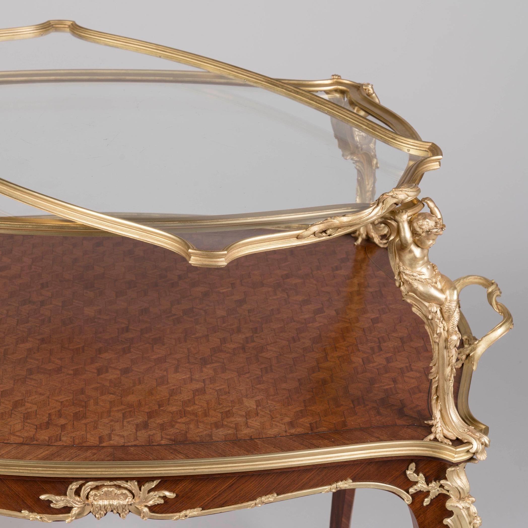 20ième siècle Exceptionnelle table à plateau en bois de roi et bronze doré du XIXe siècle par François Linke en vente