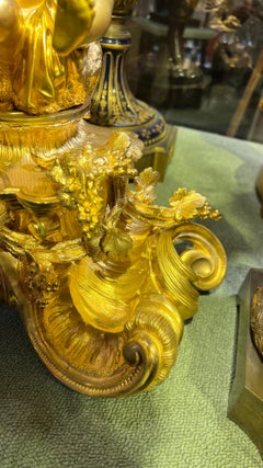 Excepcional reloj de chimenea estilo Luis XV de bronce ormoluado del siglo XIX