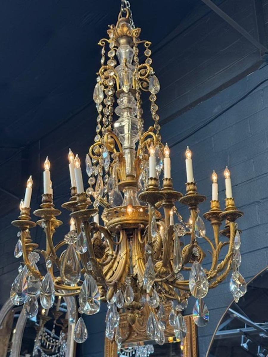 Gran y excepcional araña francesa Luis XVI del siglo XIX de bronce dorado y cristal. Estas lámparas se diseñaban no sólo para iluminar, sino para deslumbrar, y a menudo adornaban salones, salas de baile y castillos.  Circa 1870. 44An x 60Al