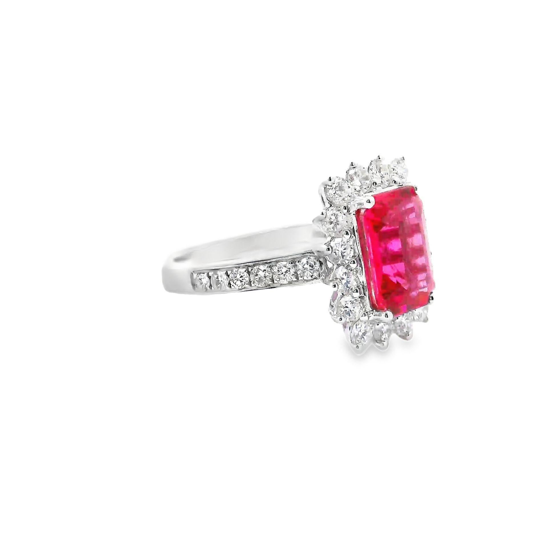 Un spinelle de qualité supérieure d'une finesse exceptionnelle occupe le devant de la scène. Il pèse 2,22 carats et présente une véritable couleur rose vif qui brille à la lumière. Le laboratoire GRS en Suisse a labellisé la pierre comme 