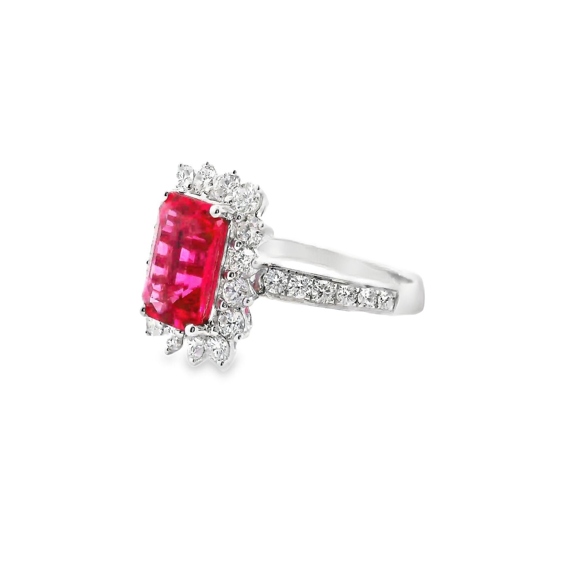 Contemporain Exceptionnelle bague en or blanc 18k de 2,22 carats de diamants Vivid-Pink Spinel, GRS Certif... en vente