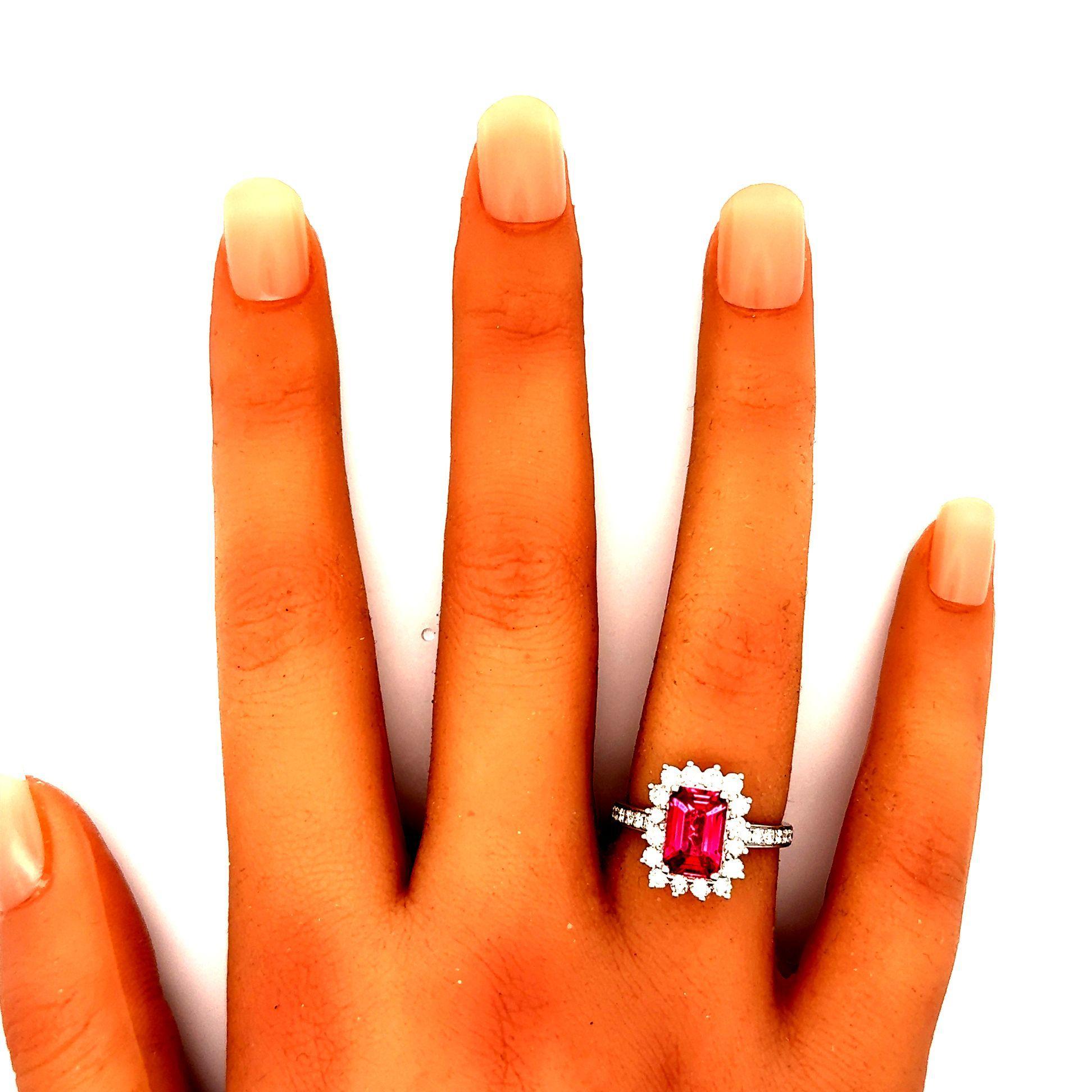 Taille octogone Exceptionnelle bague en or blanc 18k de 2,22 carats de diamants Vivid-Pink Spinel, GRS Certif... en vente