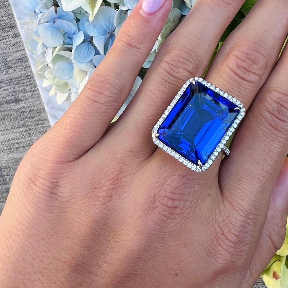 Außergewöhnlicher Platinring mit 24,66 Karat lebhaftem Tansanit und Diamant (Smaragdschliff) im Angebot
