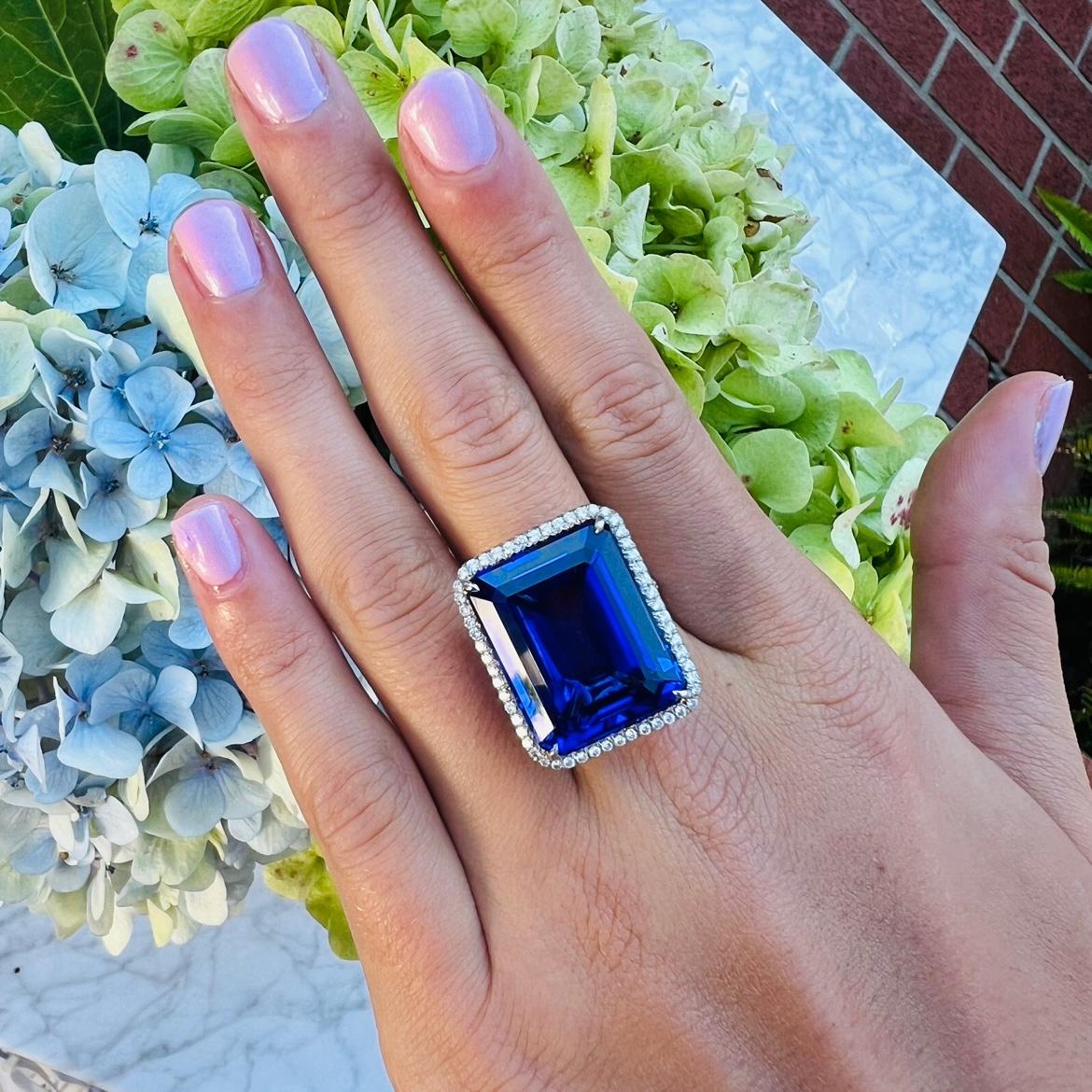 Außergewöhnlicher Platinring mit 24,66 Karat lebhaftem Tansanit und Diamant Damen im Angebot