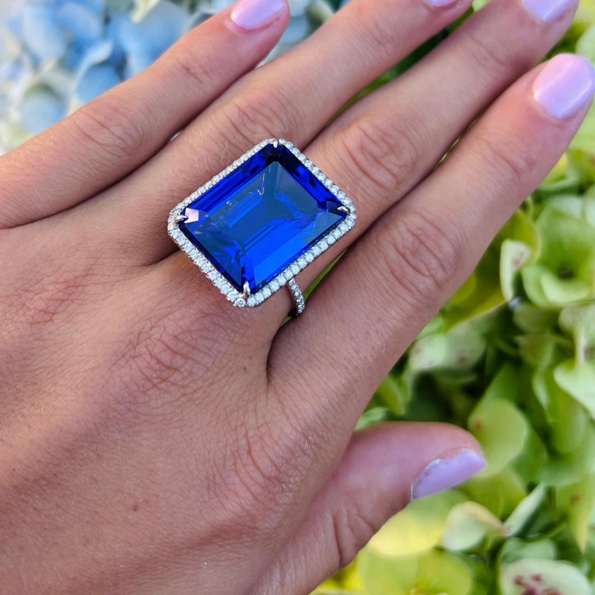Außergewöhnlicher Platinring mit 24,66 Karat lebhaftem Tansanit und Diamant im Angebot 1