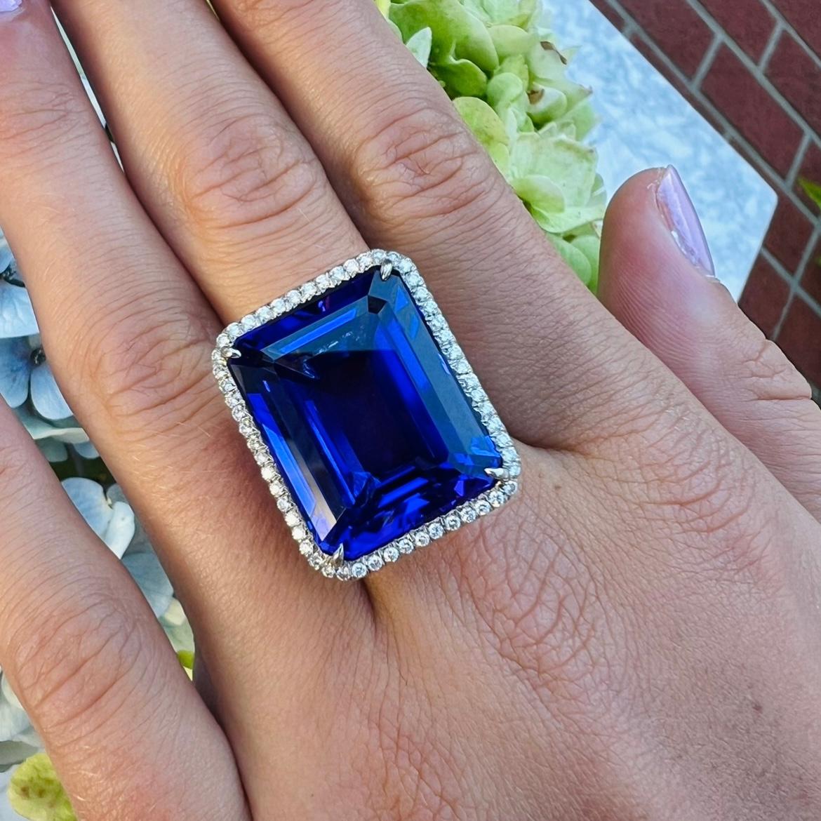 Außergewöhnlicher Platinring mit 24,66 Karat lebhaftem Tansanit und Diamant im Angebot 2