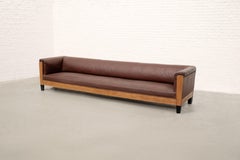 Außergewöhnlich großes Art-déco-Sofa aus Eiche und Leder, um 1925