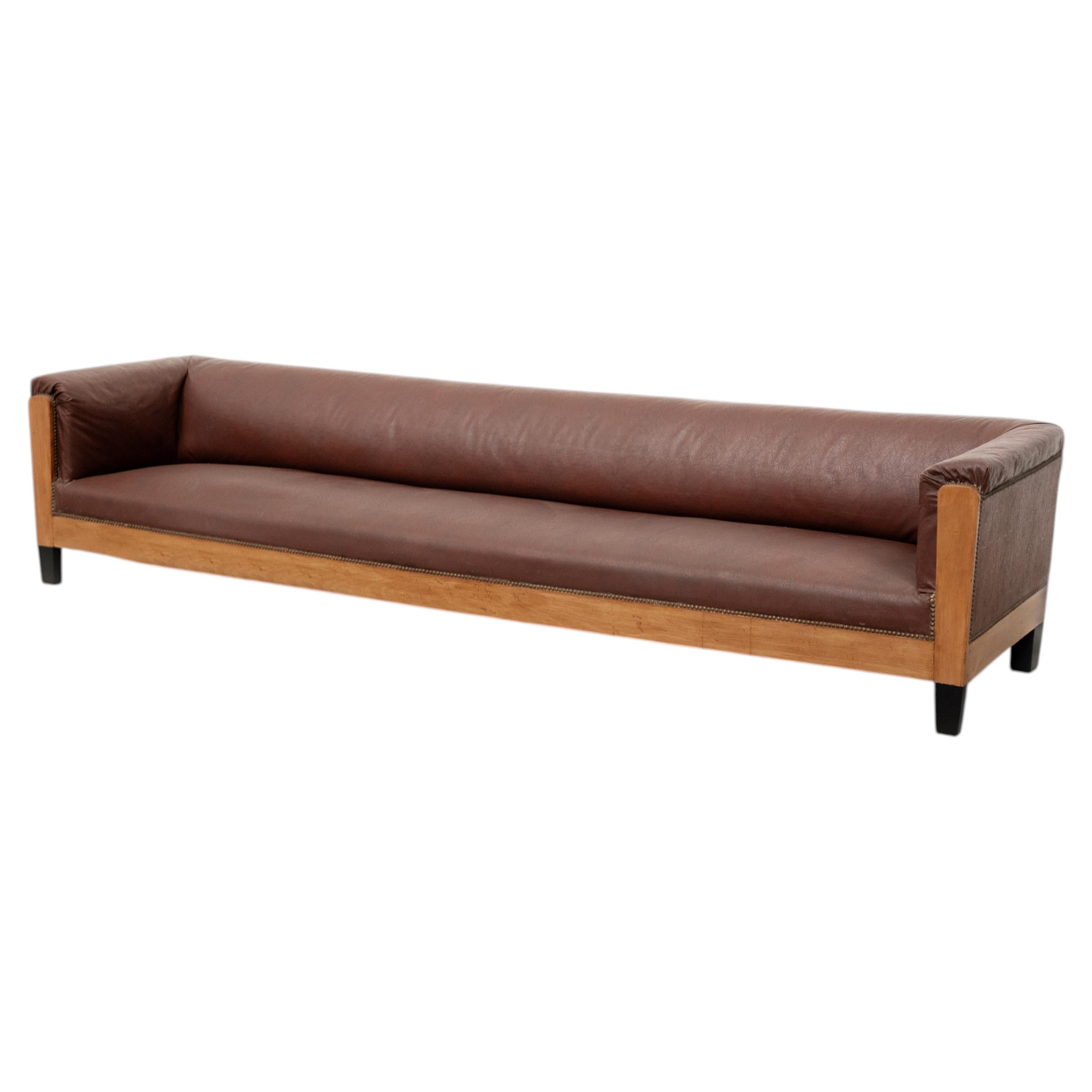 Superbe grand canapé Art déco en chêne et cuir, vers 1925