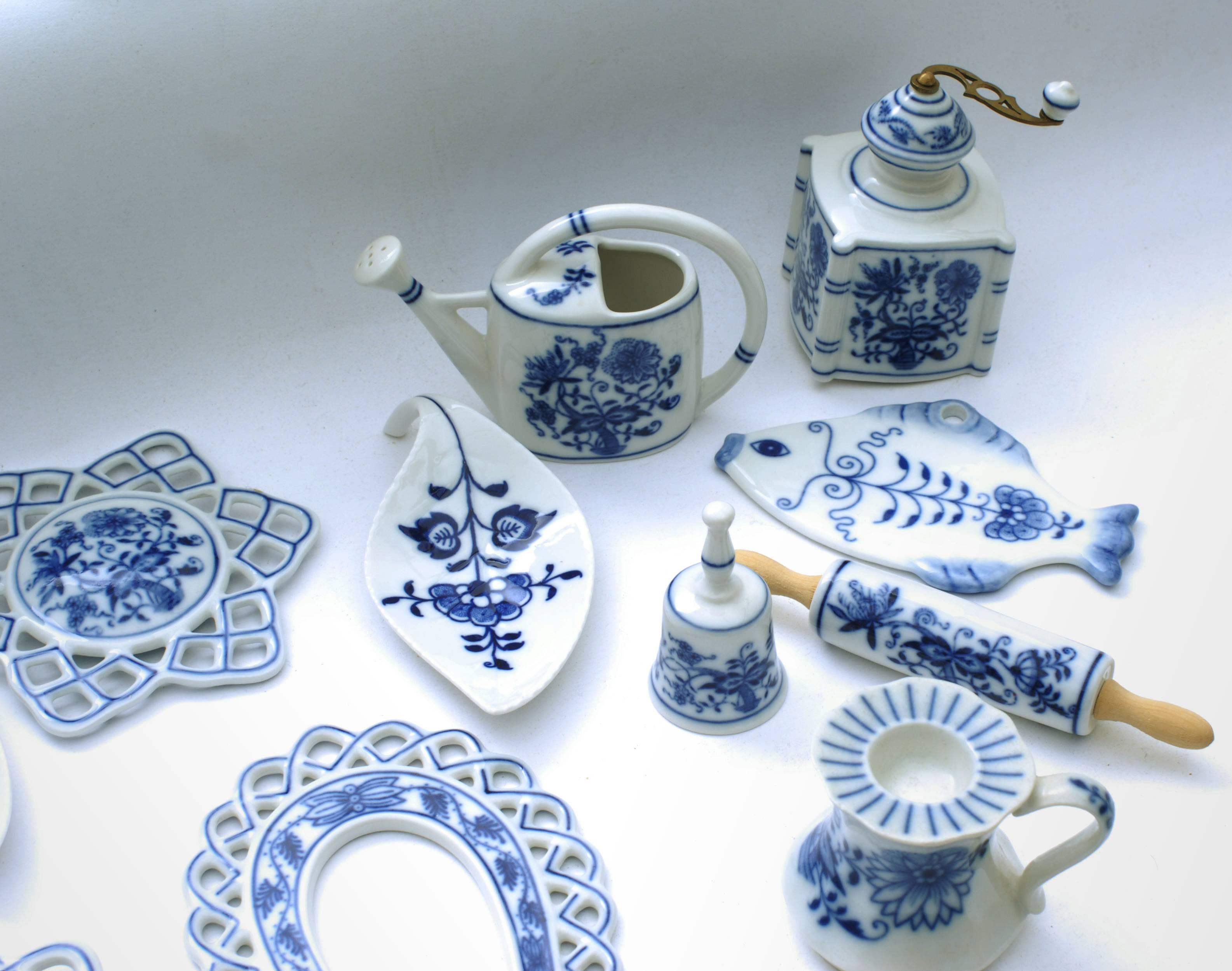 Exceptional 305 Pieces Meissen and Bohemia Zwiebelmuster Porcelain Set 1885-1992 1