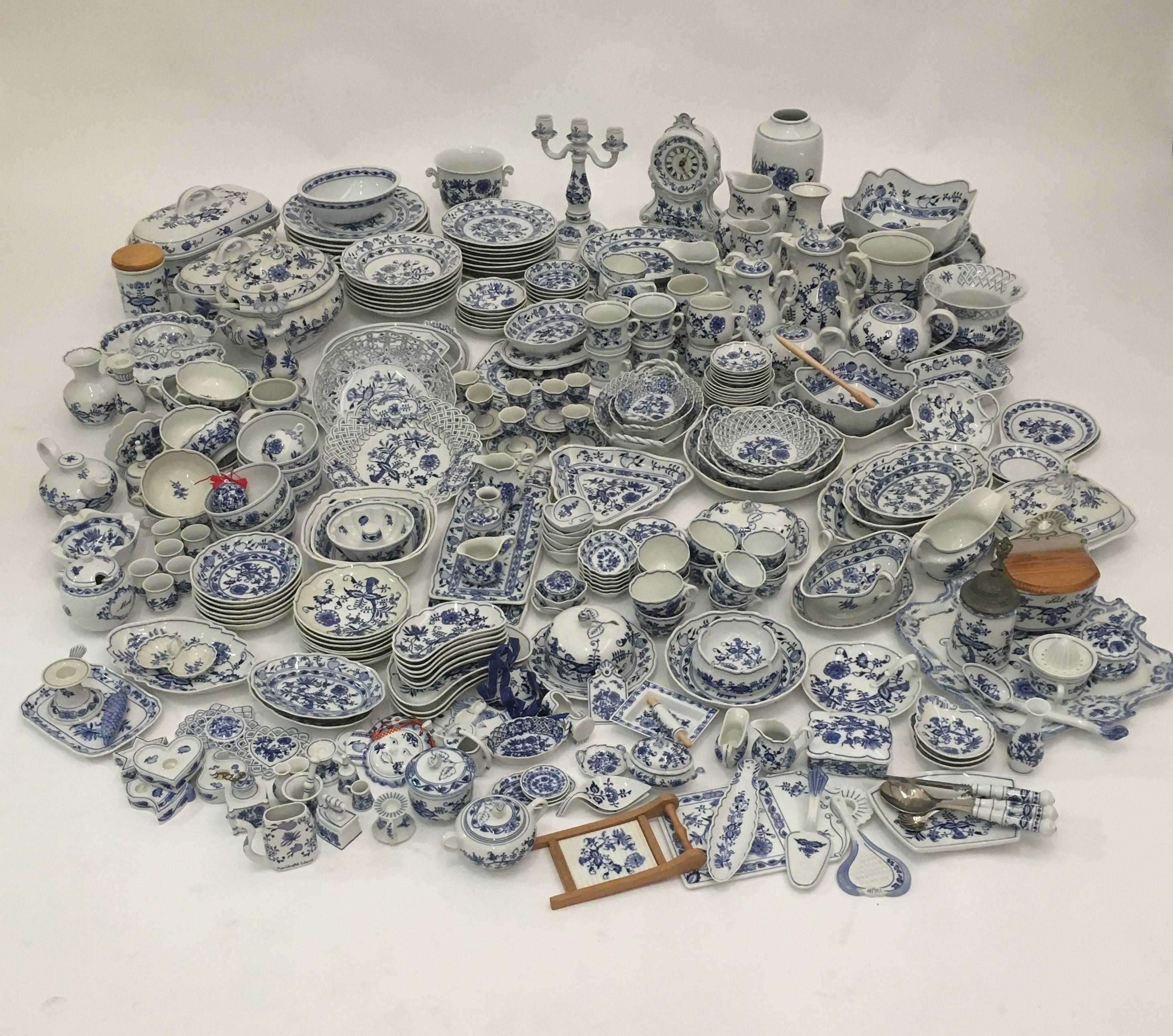 Exceptional 305 Pieces Meissen and Bohemia Zwiebelmuster Porcelain Set 1885-1992 2