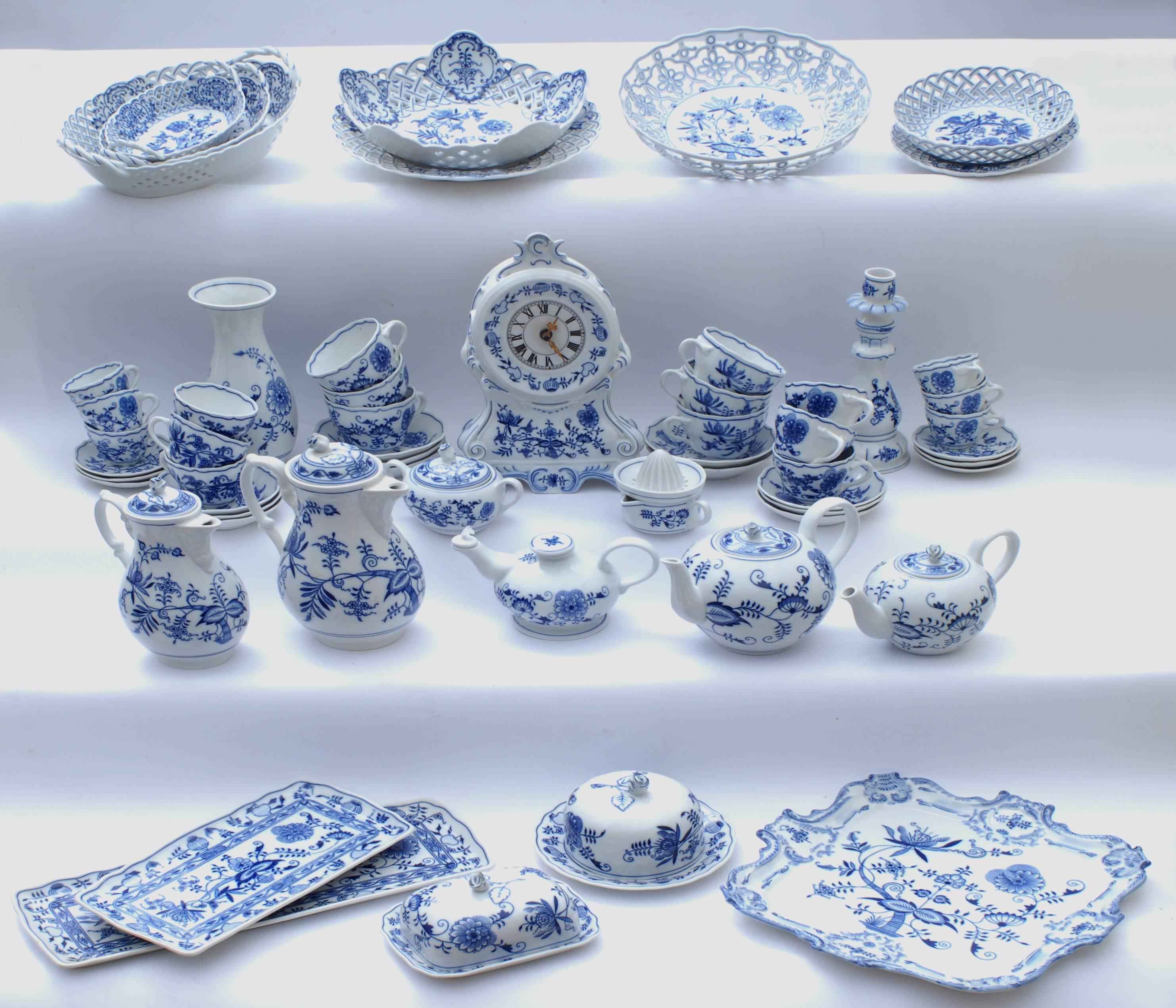 Mid-Century Modern Exceptional 305 Pieces Meissen and Bohemia Zwiebelmuster Porcelain Set 1885-1992