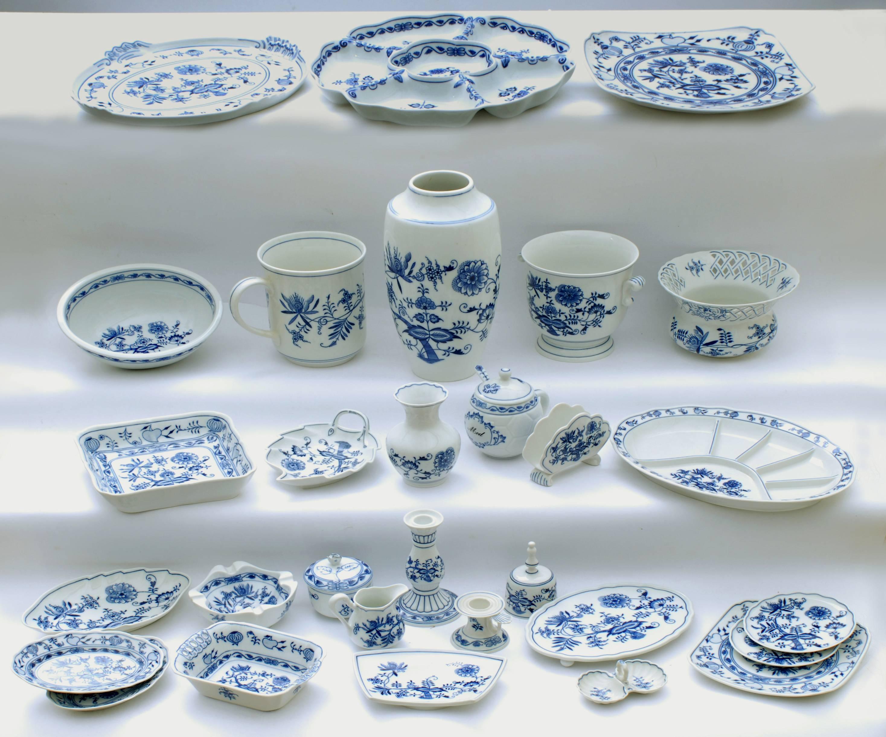 Czech Exceptional 305 Pieces Meissen and Bohemia Zwiebelmuster Porcelain Set 1885-1992