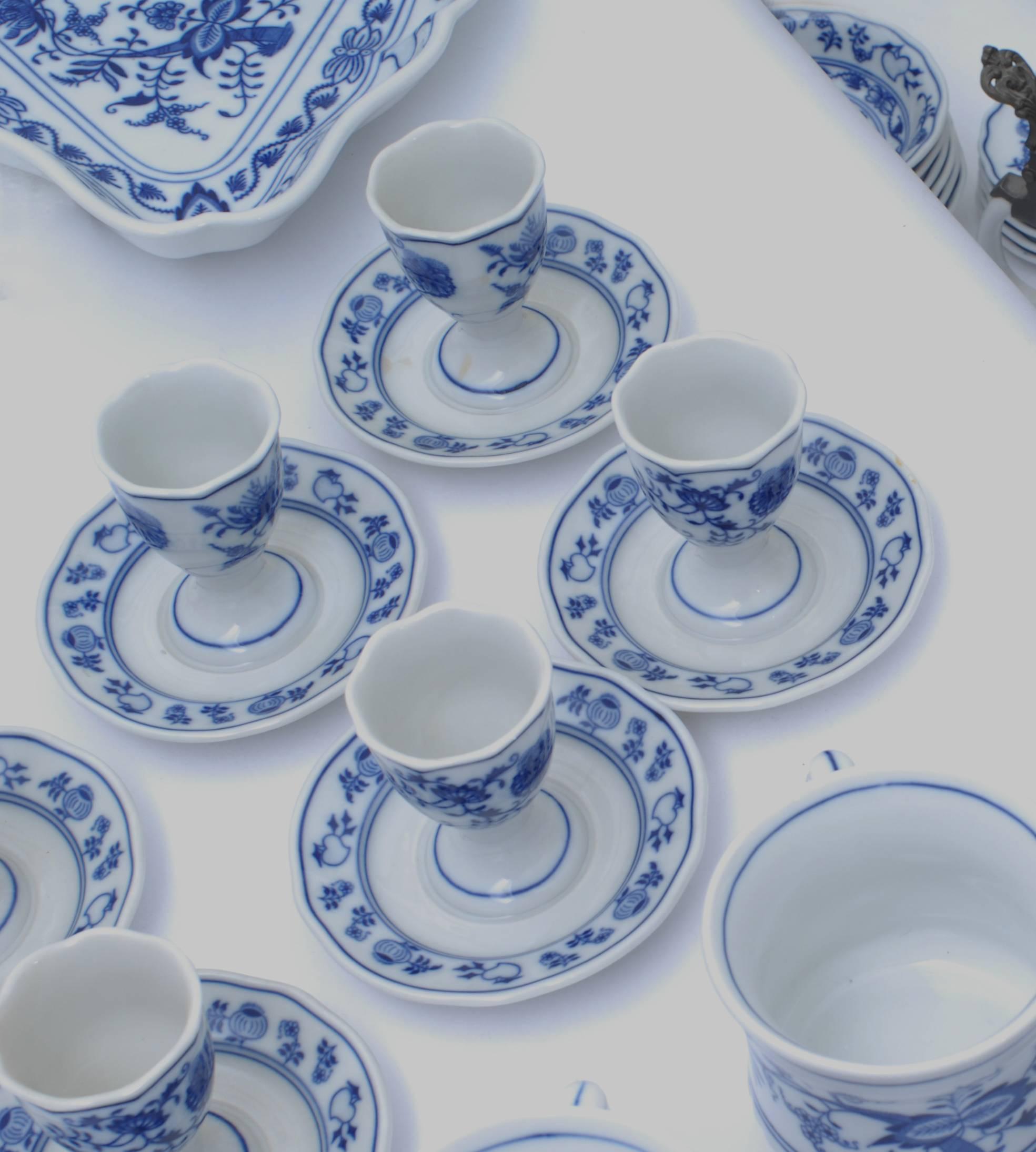 Exceptional 305 Pieces Meissen and Bohemia Zwiebelmuster Porcelain Set 1885-1992 In Good Condition In Amsterdam, NL