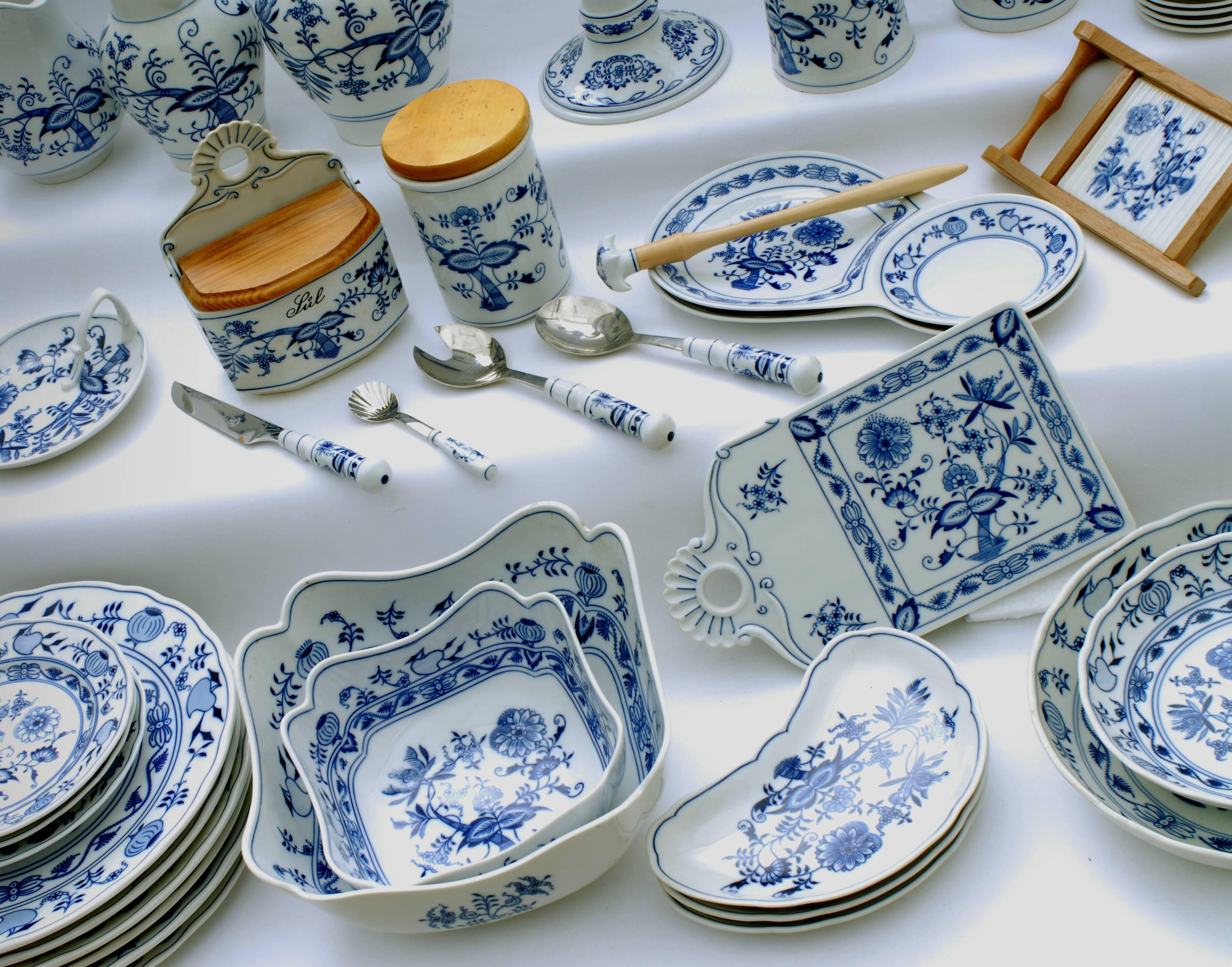 20th Century Exceptional 305 Pieces Meissen and Bohemia Zwiebelmuster Porcelain Set 1885-1992