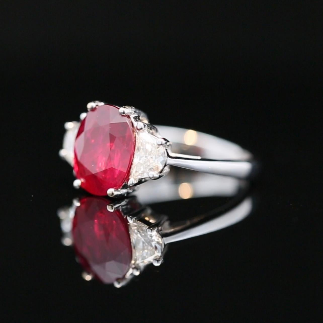Exceptional 3.11ct Burmese Ruby with Half Moon cut diamonds In New Condition For Sale In Ramat Gan, IL
