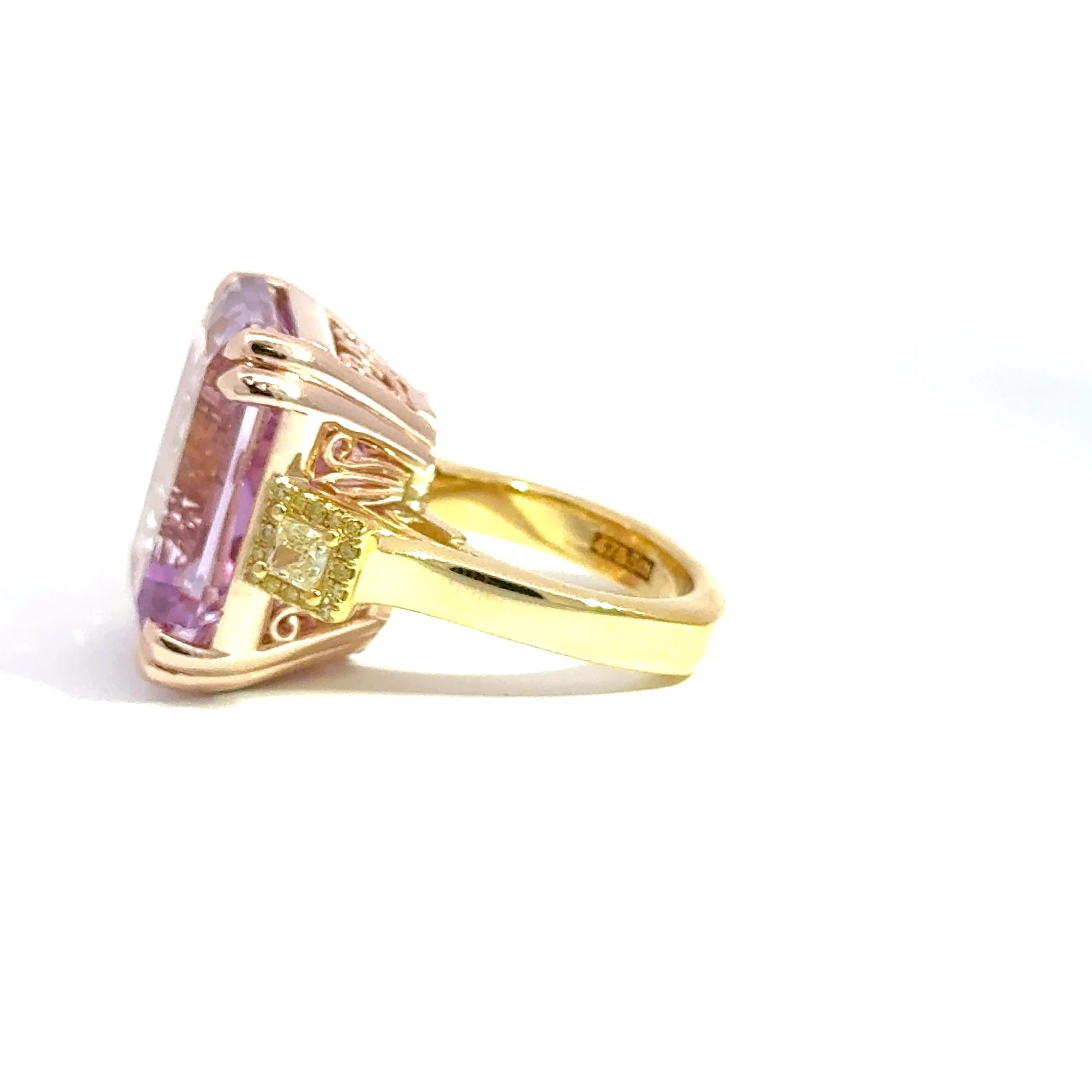 Taille émeraude Exceptional 31.46ct Emerald-Cut Kunzite Ring with Fancy Yellow Diamonds in 14K en vente
