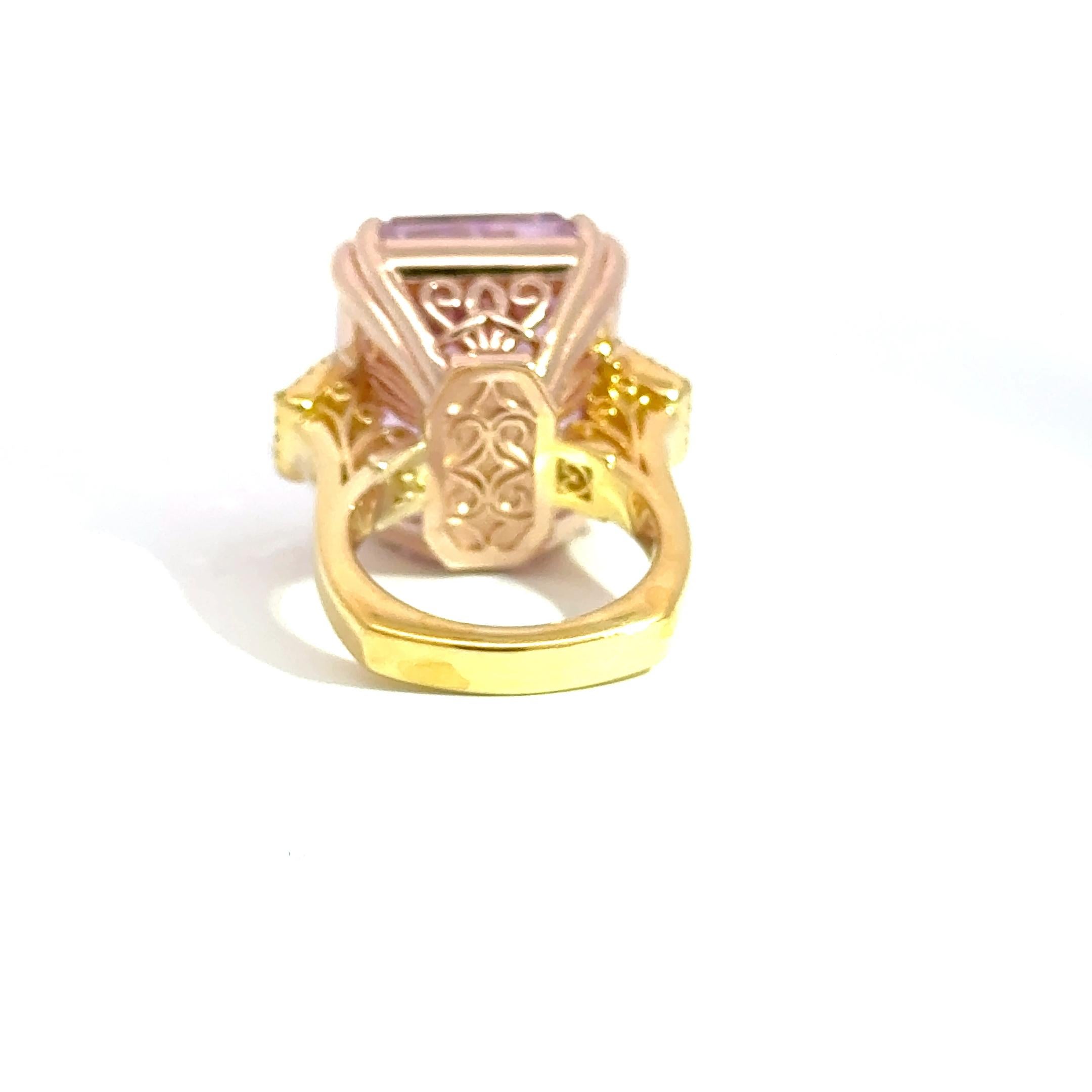 Exceptional 31.46ct Emerald-Cut Kunzite Ring with Fancy Yellow Diamonds in 14K Neuf - En vente à Los Angeles, CA