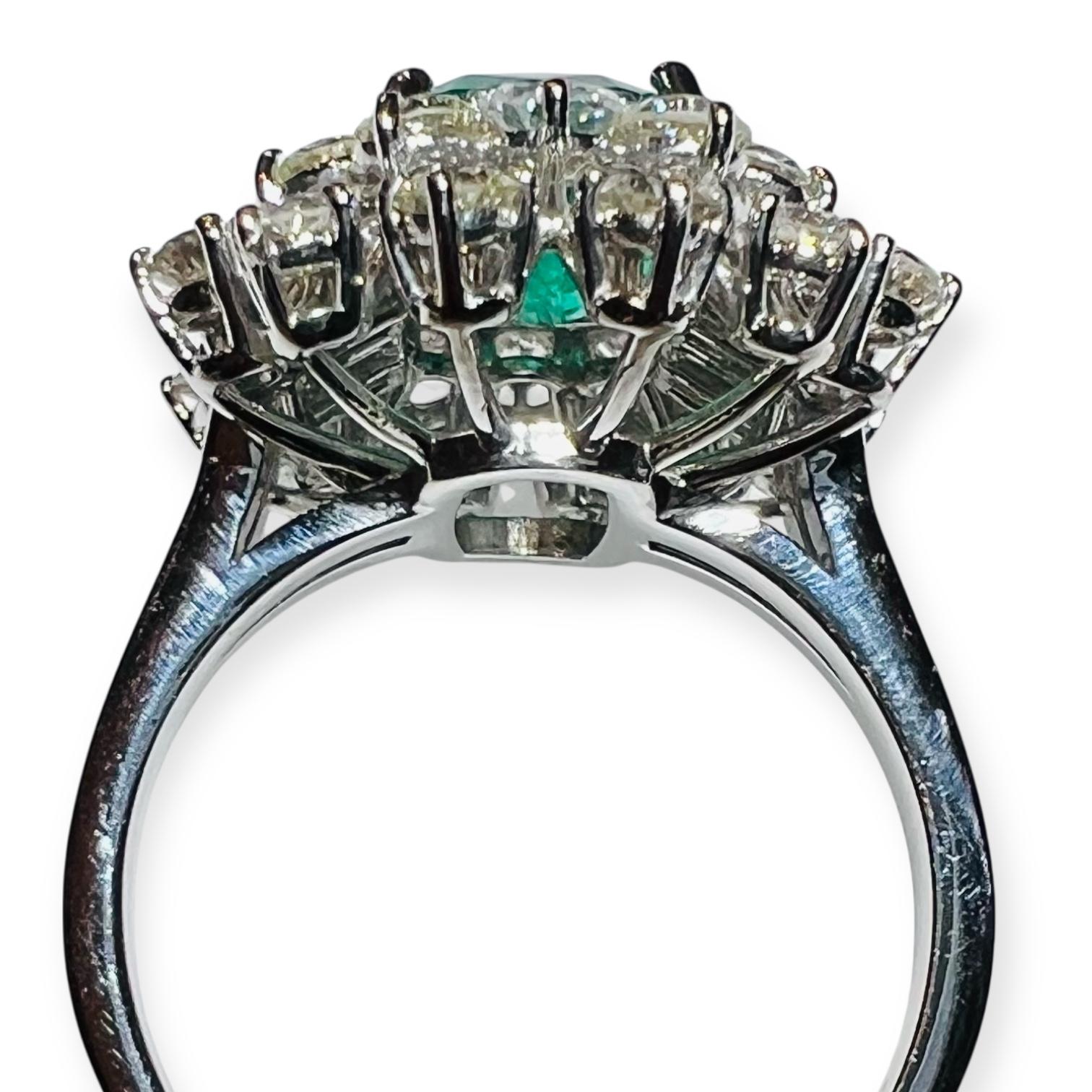 Exceptionnelle bague baguette en or 18 carats de 3,50 ct d'émeraudes et de diamants en vente 4