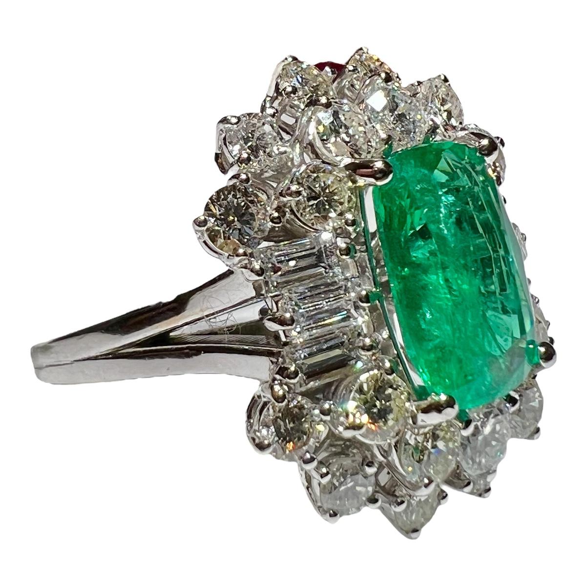 Exceptionnelle bague baguette en or 18 carats de 3,50 ct d'émeraudes et de diamants en vente 6