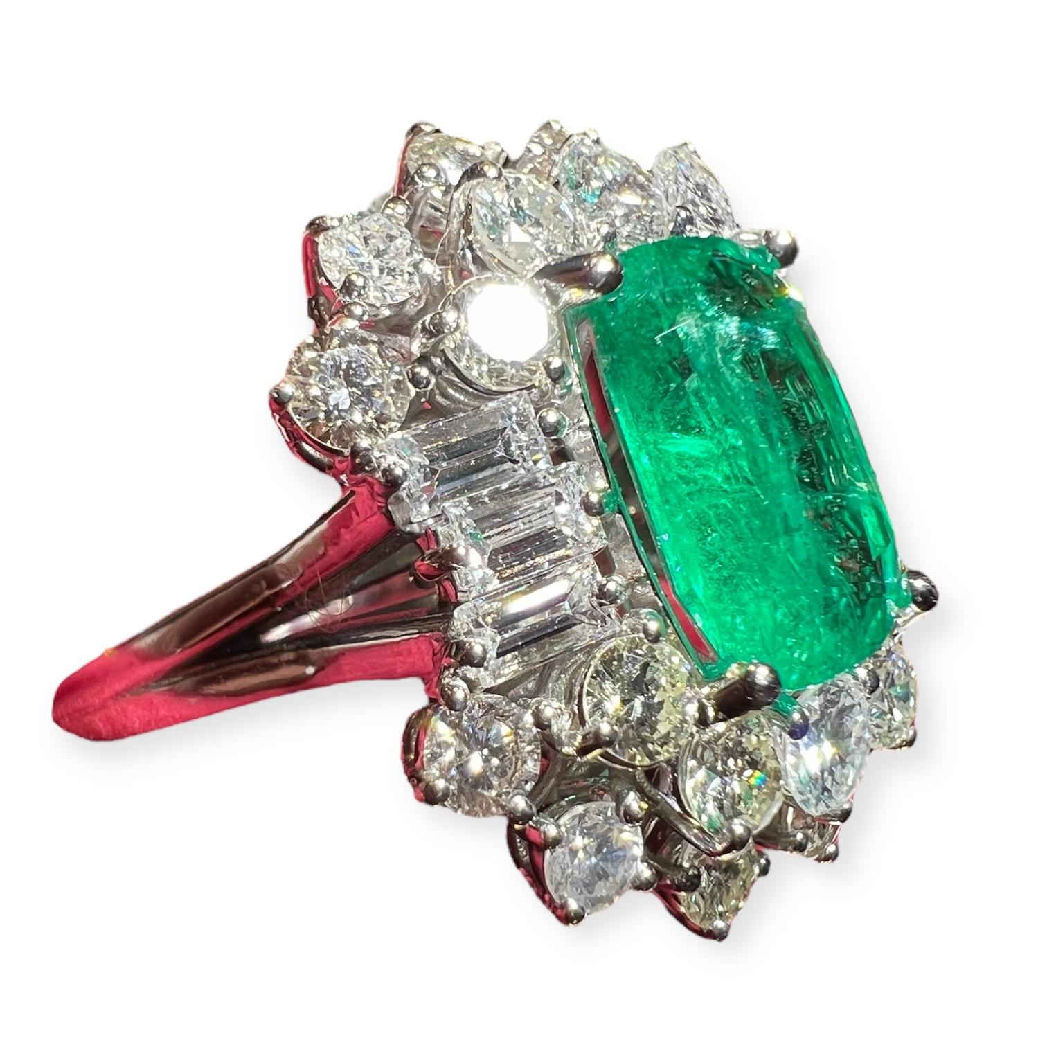 Exceptionnelle bague baguette en or 18 carats de 3,50 ct d'émeraudes et de diamants en vente 7