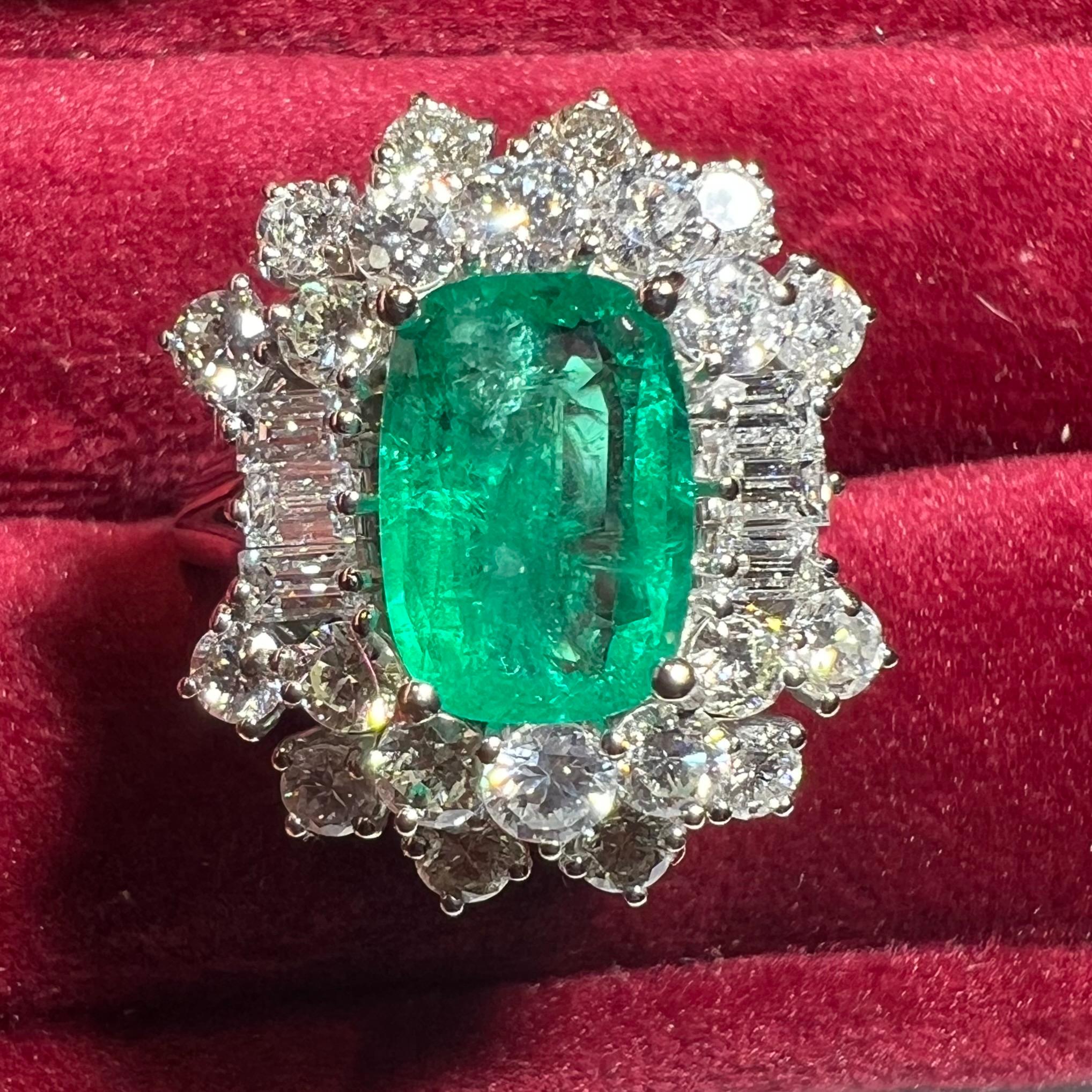 Exceptionnelle bague baguette en or 18 carats de 3,50 ct d'émeraudes et de diamants en vente 8