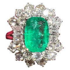 Exceptional 3.50 ct Emerald and Diamond Baguette Cluster Ring in 18K Gold