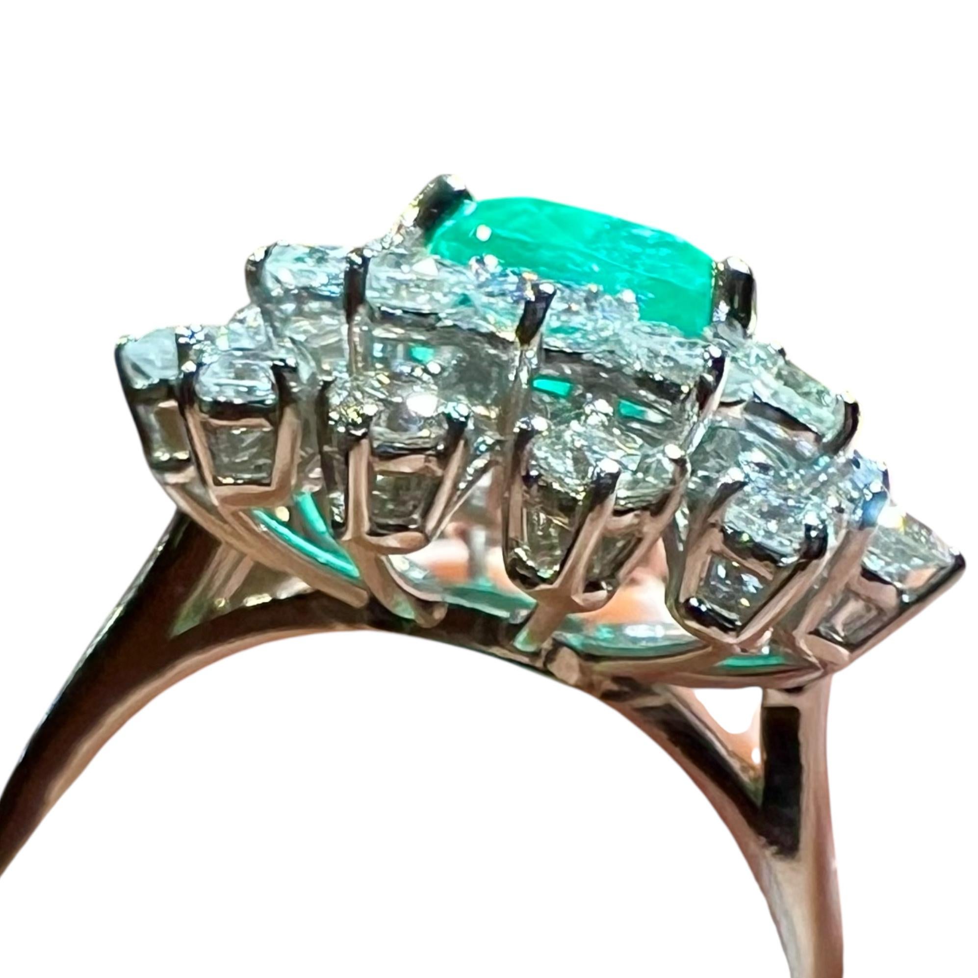 Rétro Exceptionnelle bague baguette en or 18 carats de 3,50 ct d'émeraudes et de diamants en vente