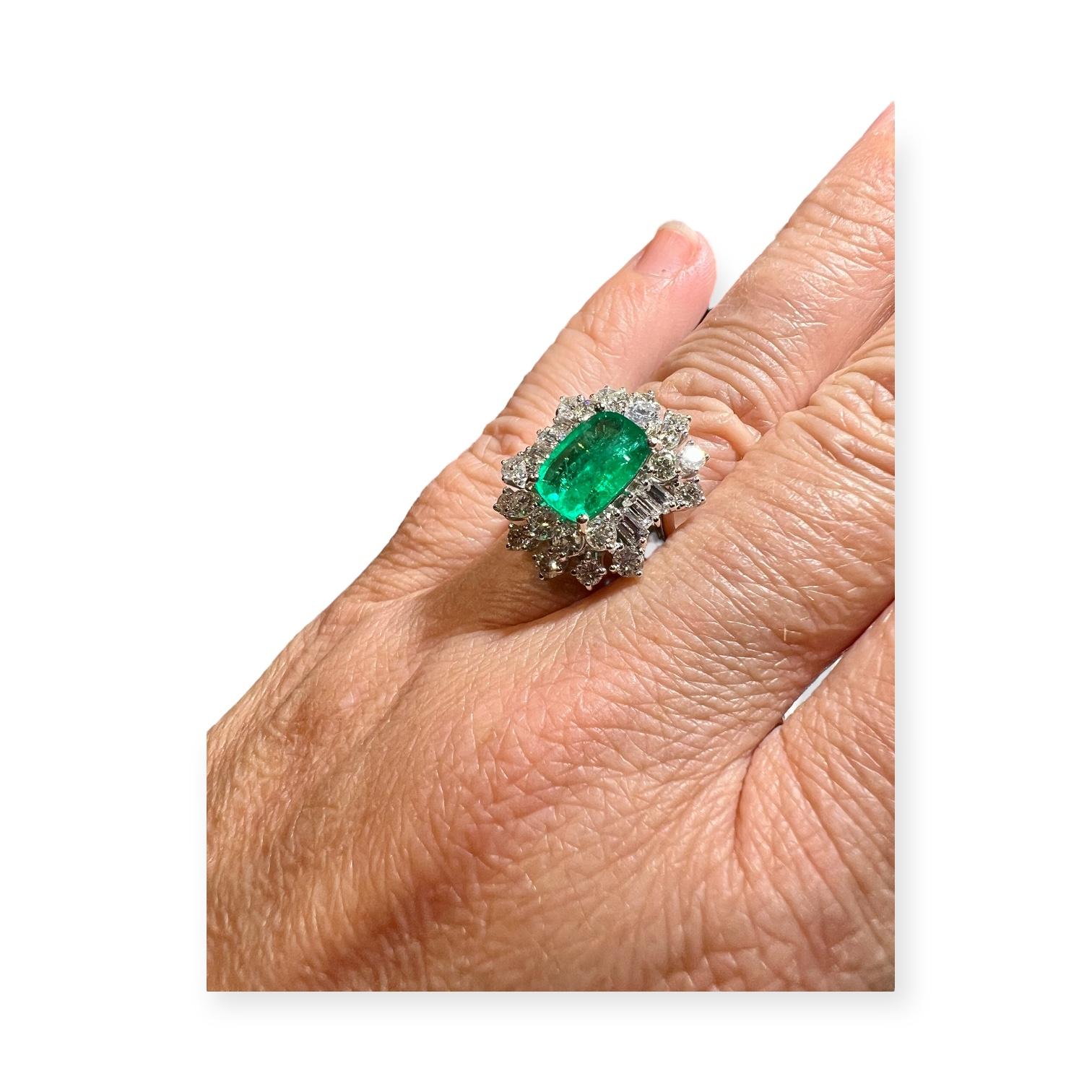 Exceptionnelle bague baguette en or 18 carats de 3,50 ct d'émeraudes et de diamants Bon état - En vente à SAINT-OUEN-SUR-SEINE, FR