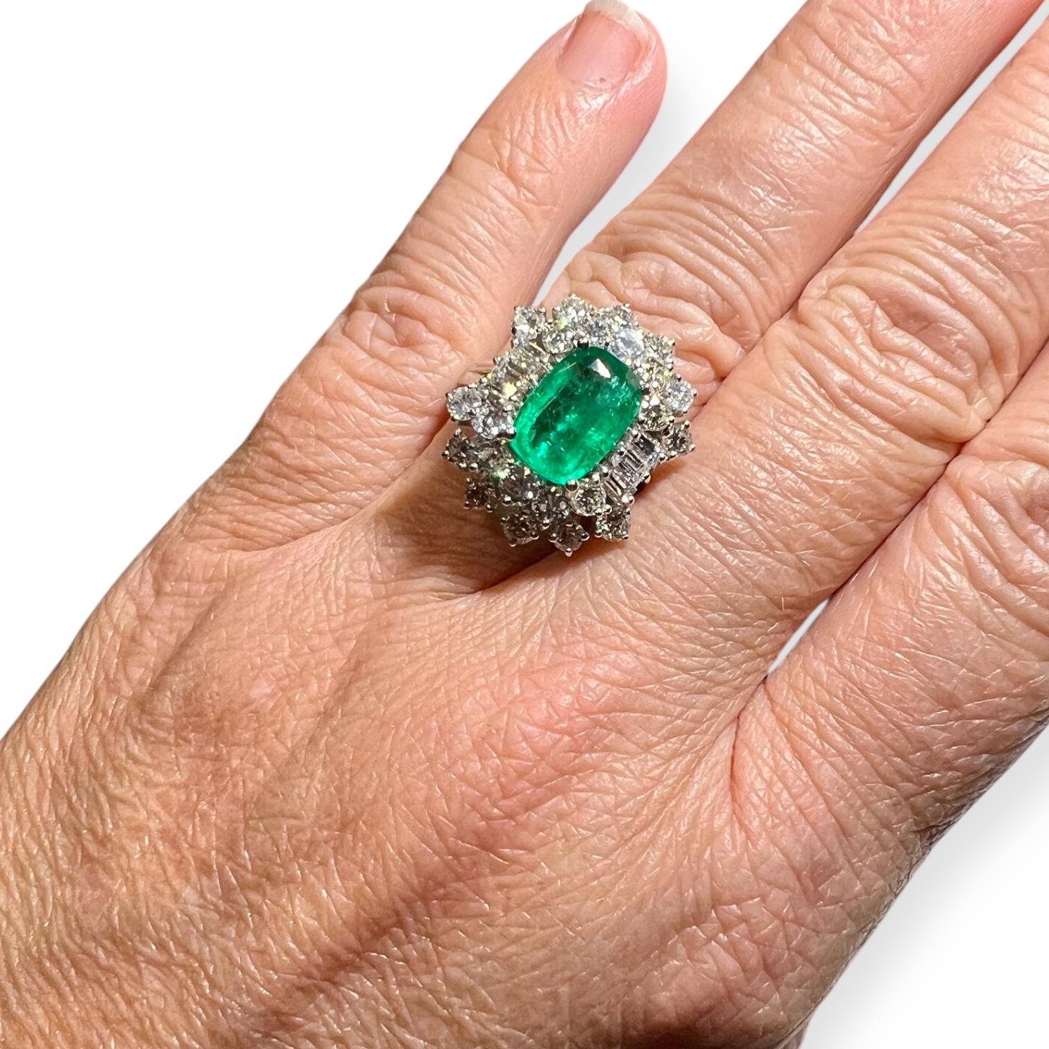 Exceptionnelle bague baguette en or 18 carats de 3,50 ct d'émeraudes et de diamants Pour femmes en vente