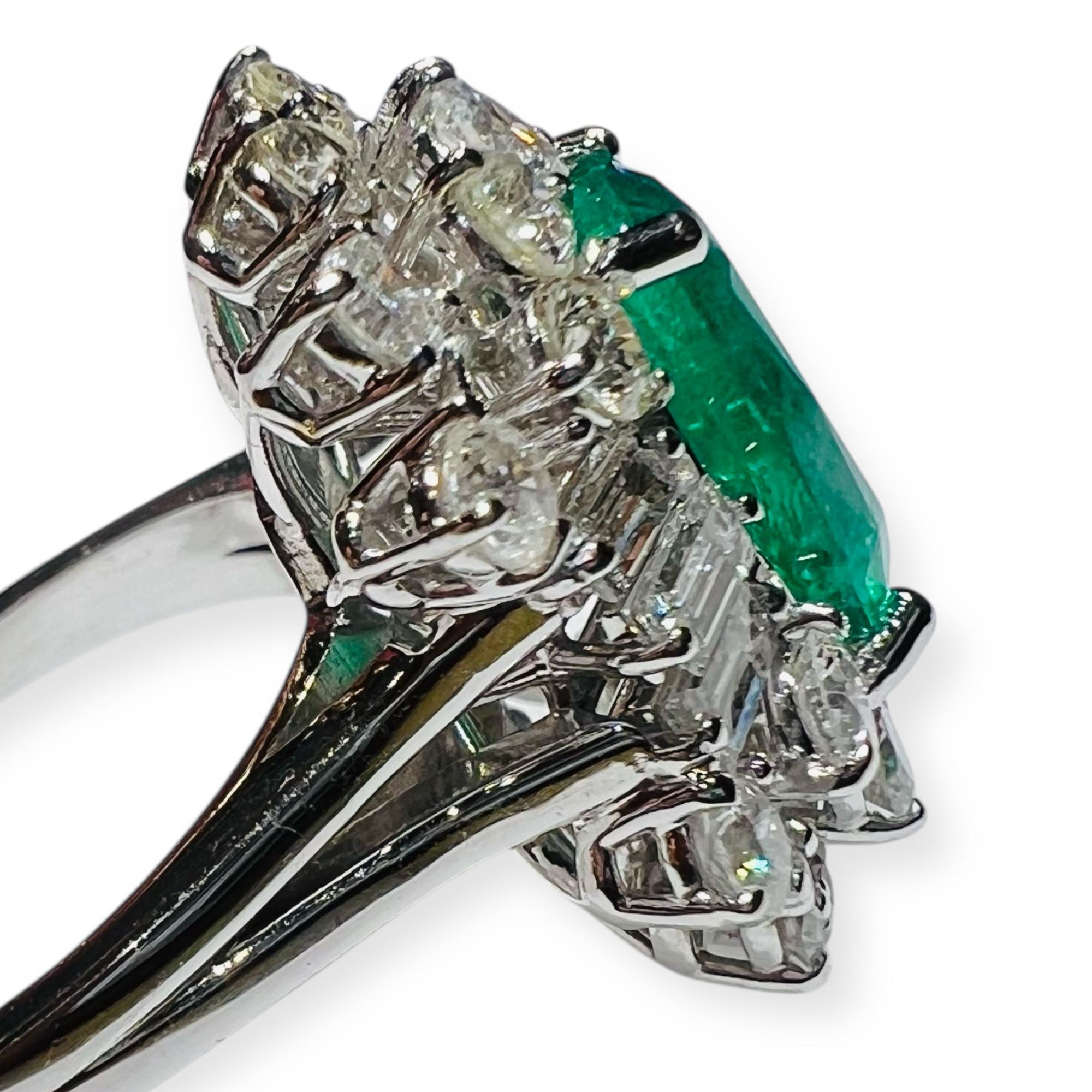 Exceptionnelle bague baguette en or 18 carats de 3,50 ct d'émeraudes et de diamants en vente 3