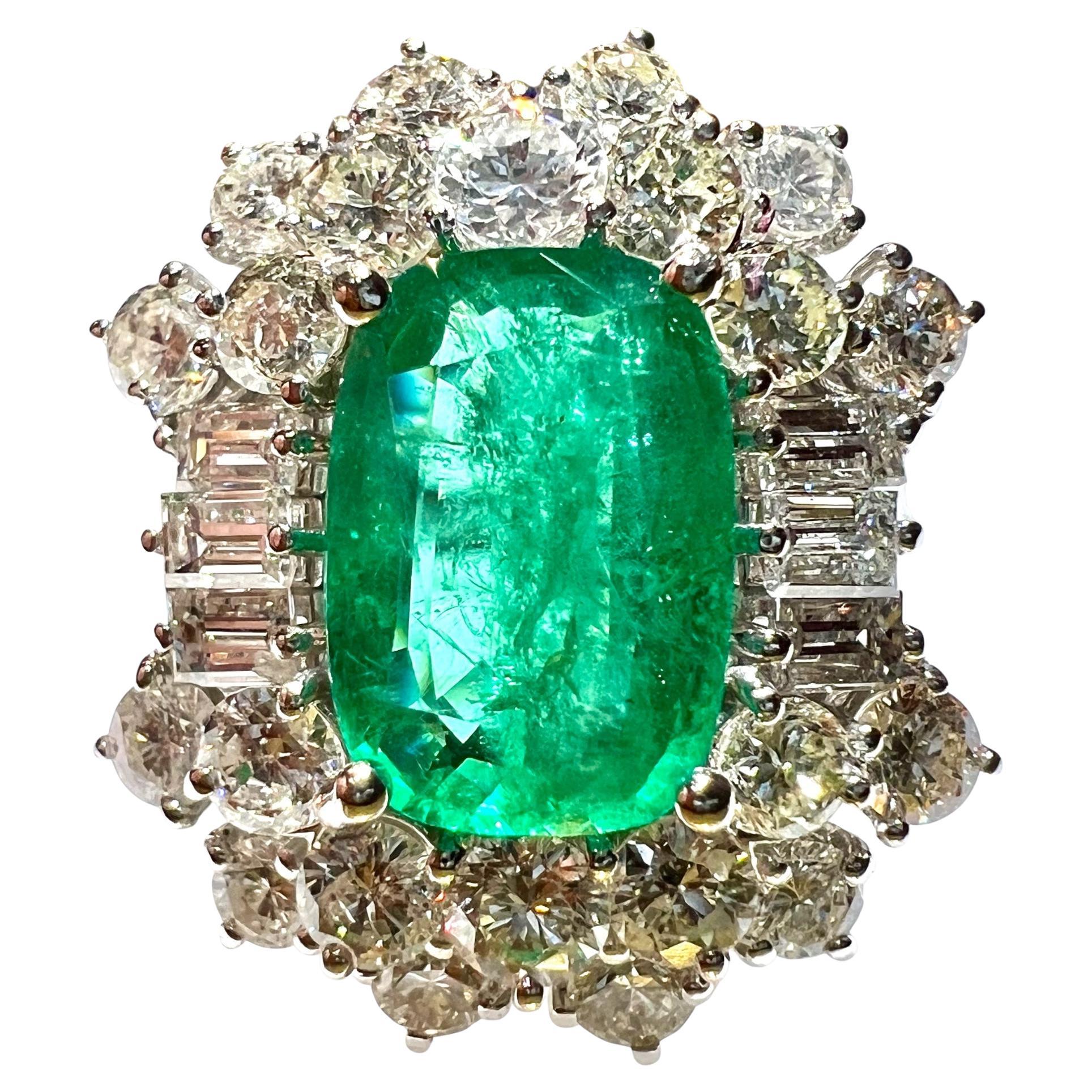 Exceptionnelle bague baguette en or 18 carats de 3,50 ct d
émeraudes et de diamants en vente