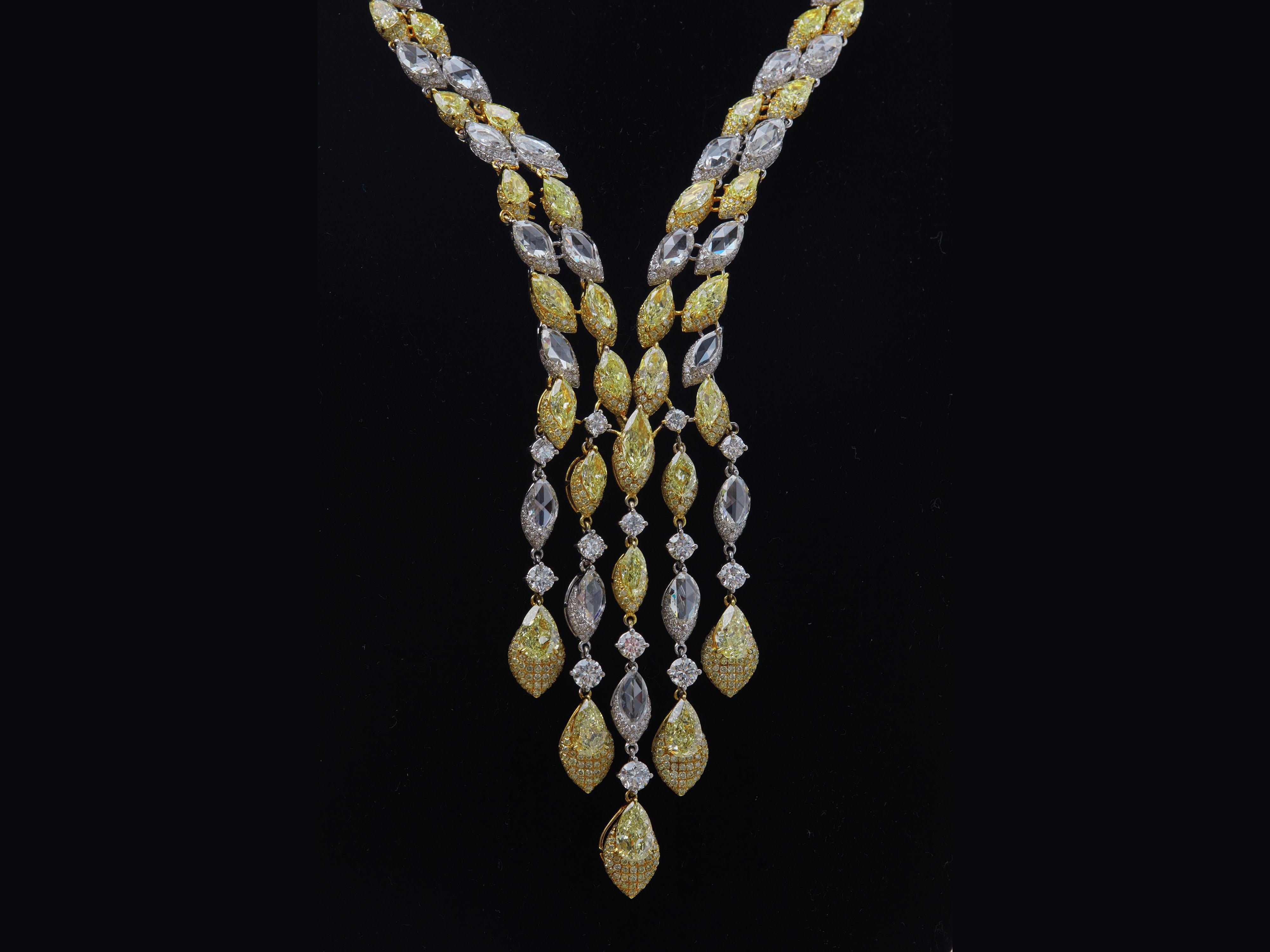 Contemporaneo Eccezionale collana Red Carpet con diamanti gialli e bianchi da 37 carati in oro 18 carati in vendita