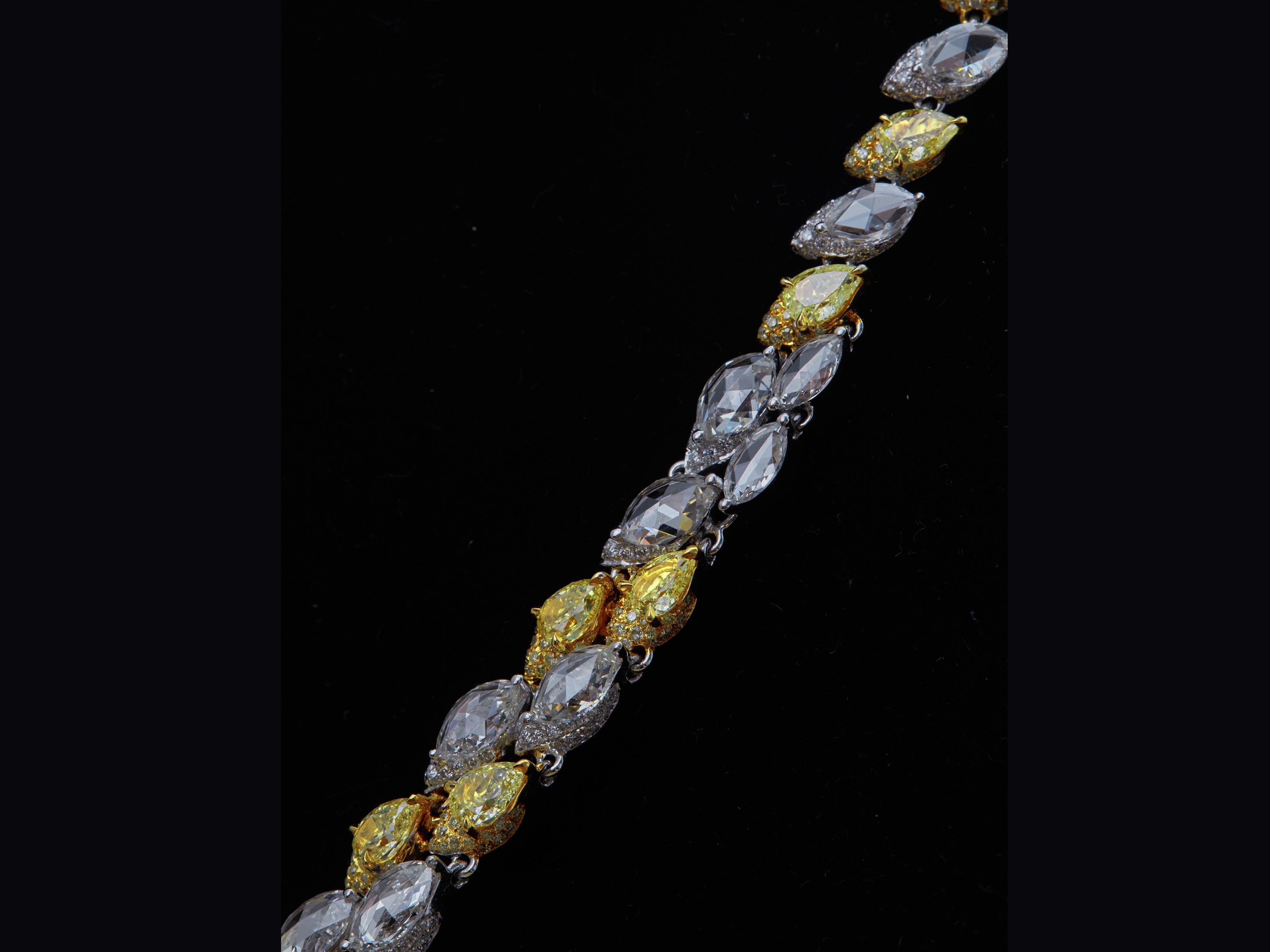 Taglio a goccia Eccezionale collana Red Carpet con diamanti gialli e bianchi da 37 carati in oro 18 carati in vendita
