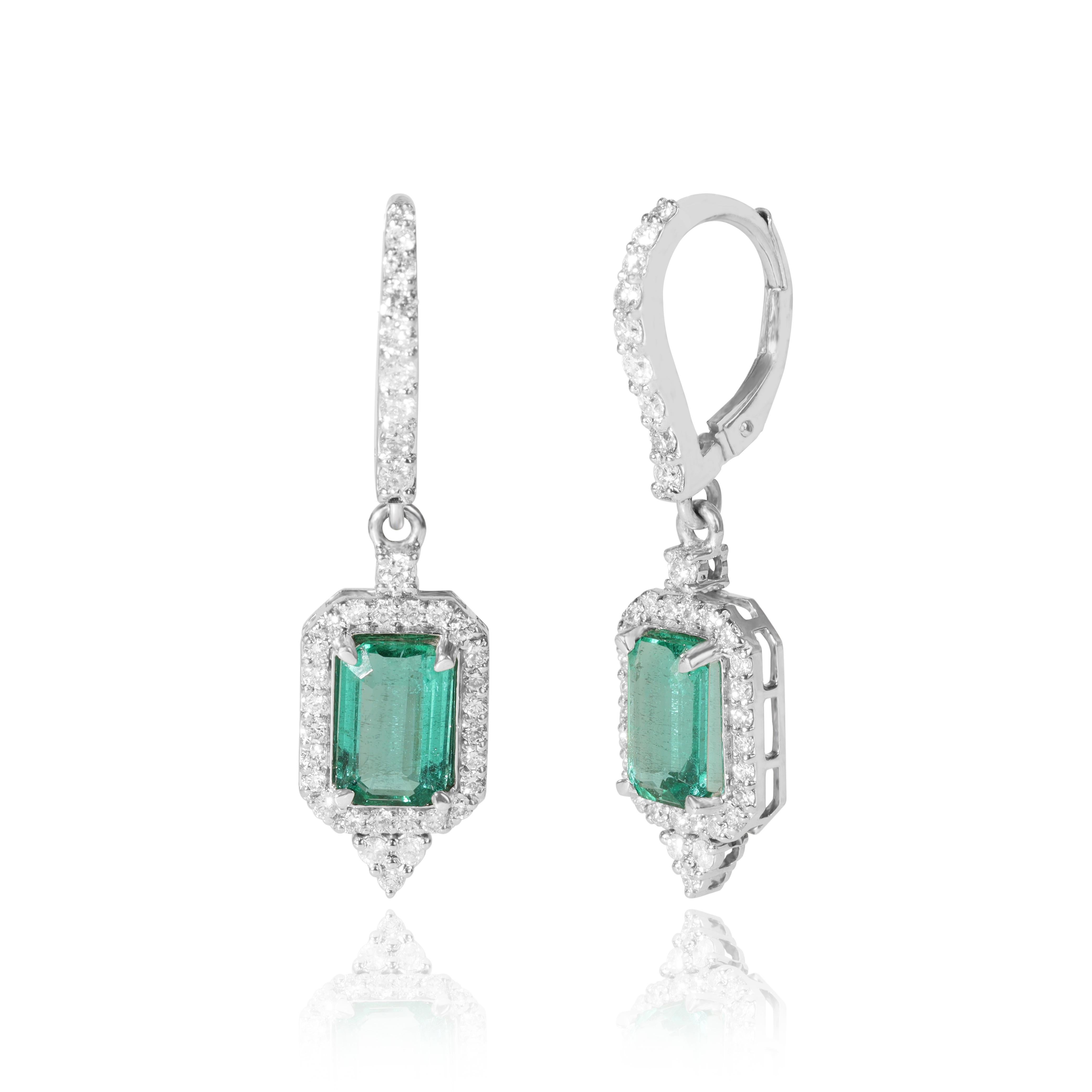 Donna Orecchini a pendente con diamante smeraldo naturale 3ct Exceptional, diamante aureolato in oro 18k in vendita