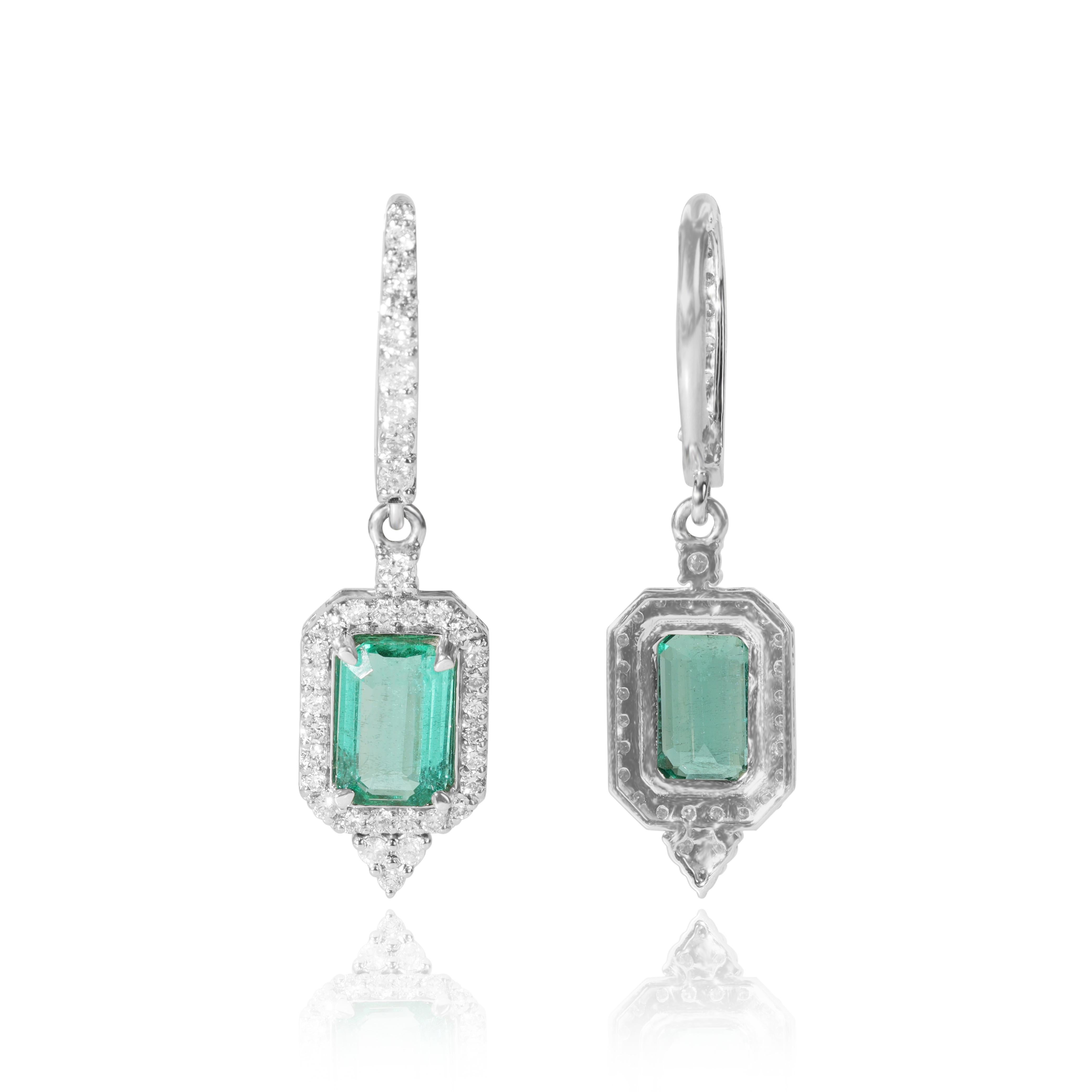 Orecchini a pendente con diamante smeraldo naturale 3ct Exceptional, diamante aureolato in oro 18k in vendita 1