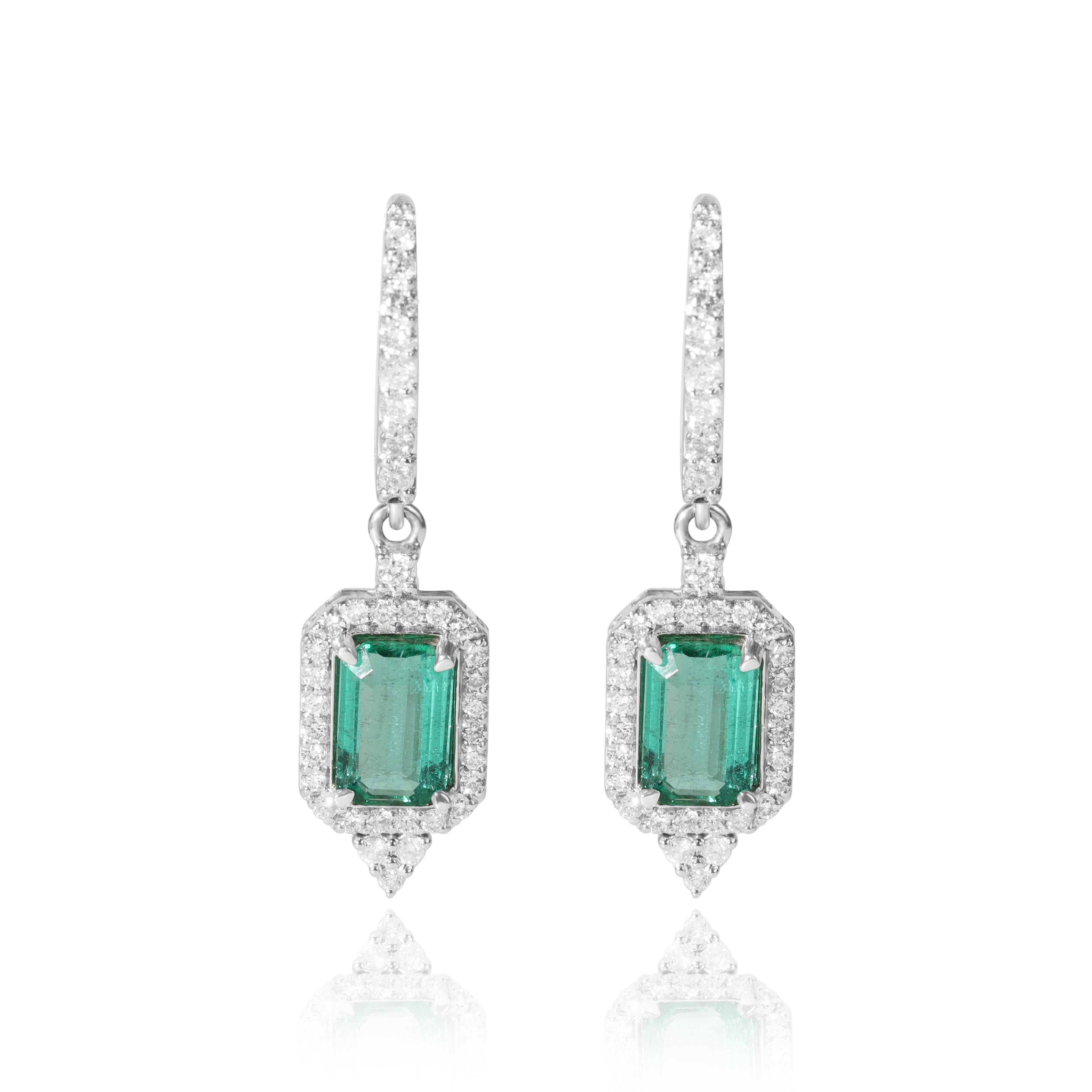 Orecchini a pendente con diamante smeraldo naturale 3ct Exceptional, diamante aureolato in oro 18k in vendita 2