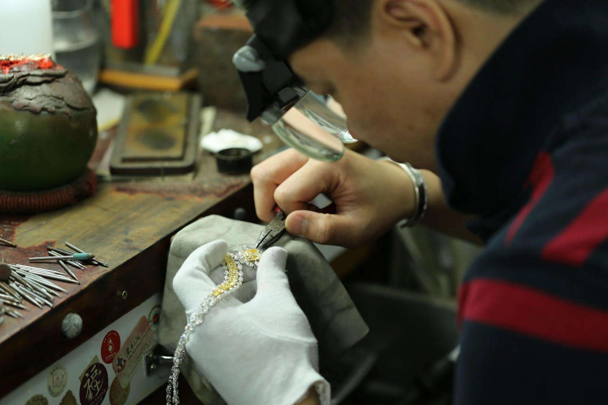 Exceptionnel collier de diamants jaunes fantaisie de 43,69 carats certifiés GIA Neuf - En vente à Miami, FL
