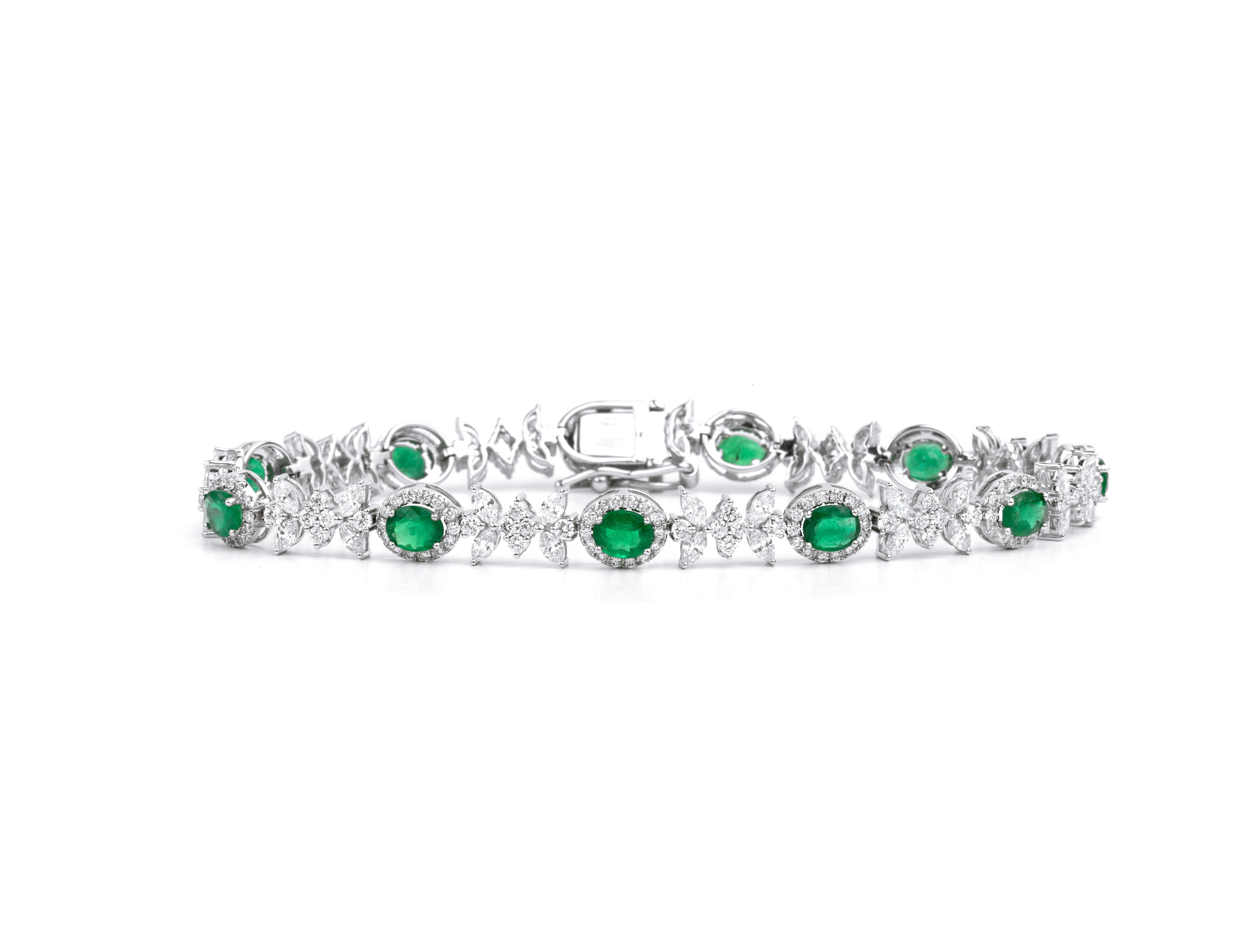Art Deco Exceptional 4.5 Ct Oval Cut Natural Emerald Bracelet with diamond 18k White Gold For Sale