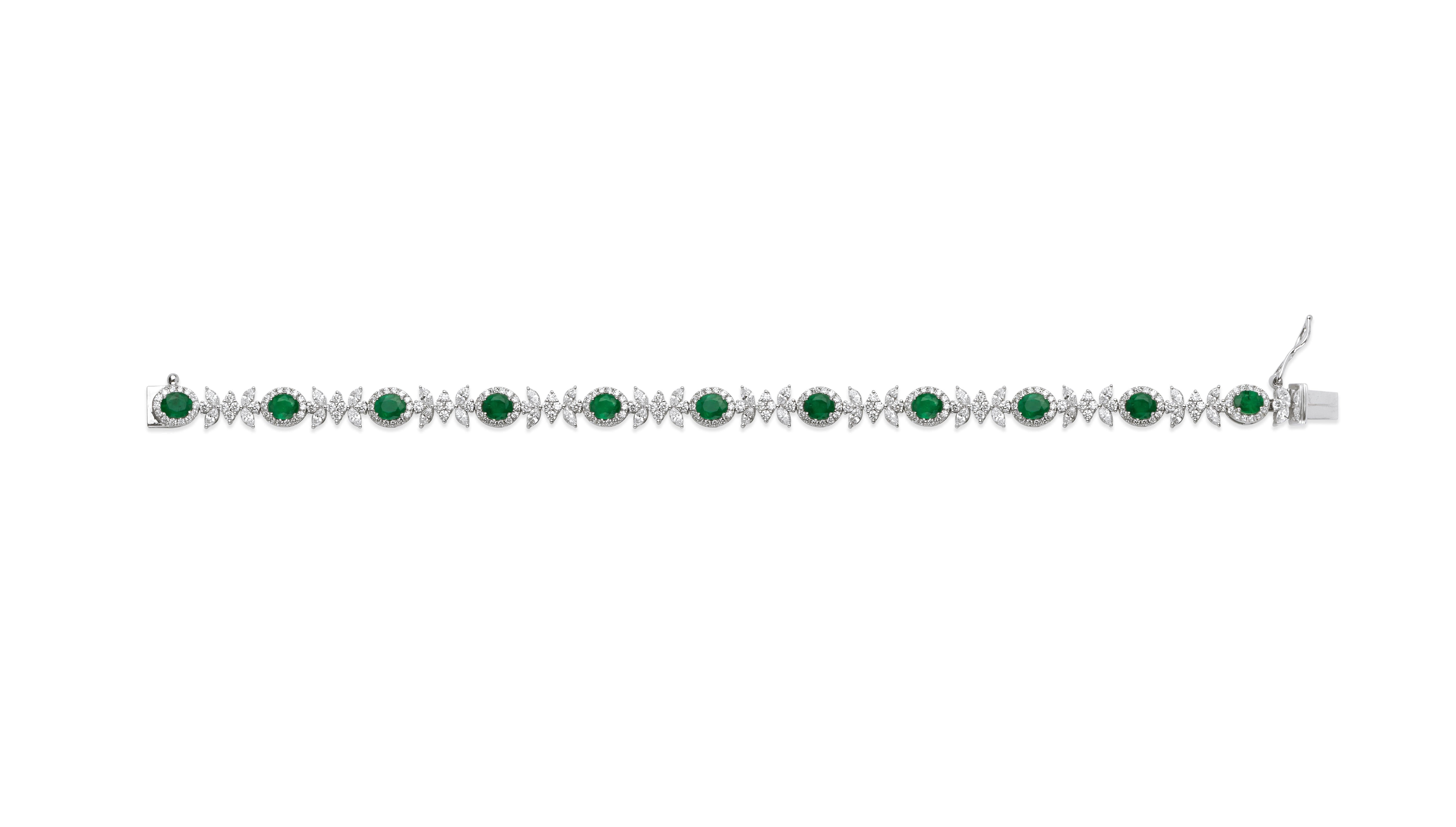 Women's or Men's Exceptional 4.5 Ct Oval Cut Natural Emerald Bracelet with diamond 18k White Gold For Sale