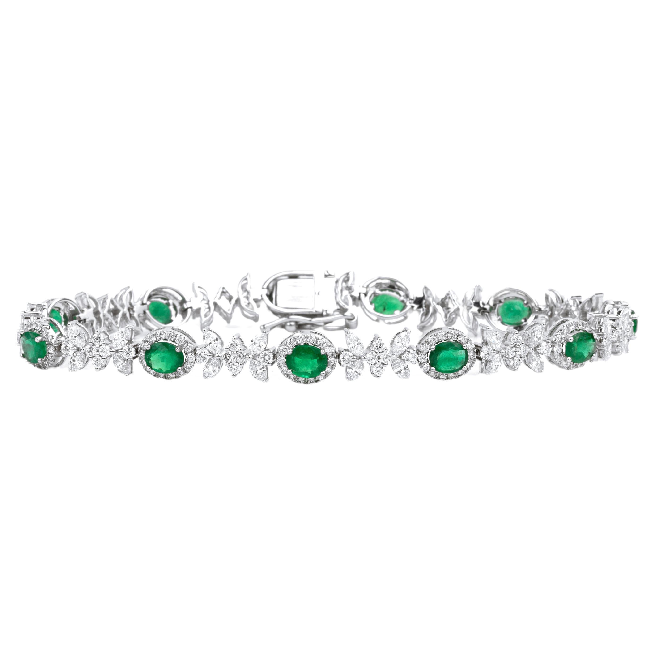 Exceptional 4.5 Ct Oval Cut Natural Emerald Bracelet with diamond 18k White Gold For Sale