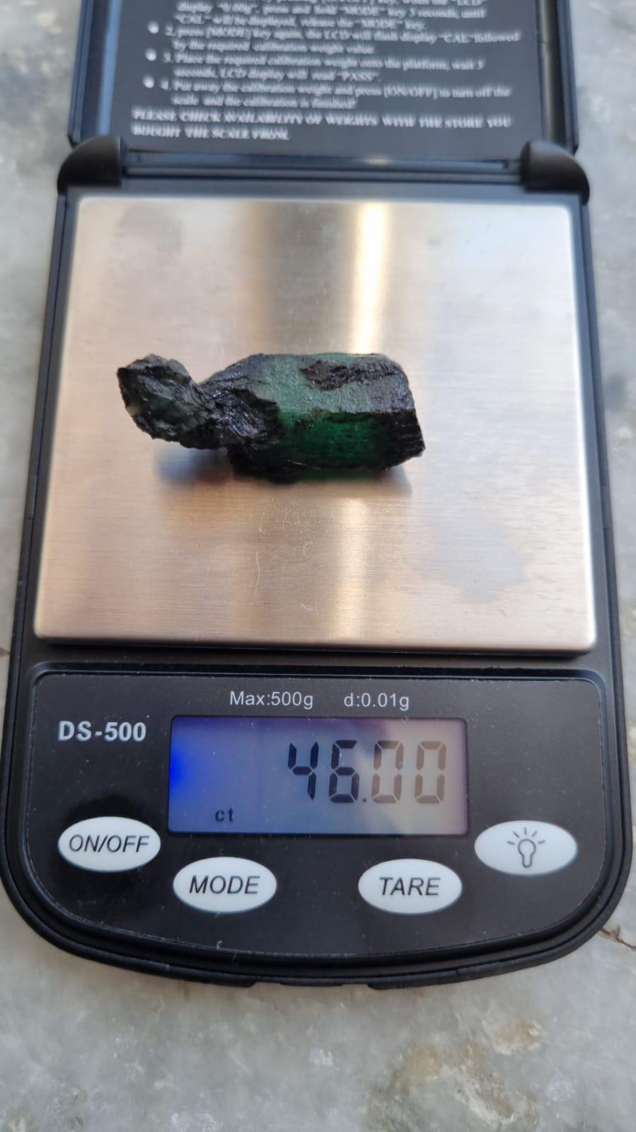 Contemporain Exceptionnel spécimen d'émeraude brute brésilienne de 46 carats en vente