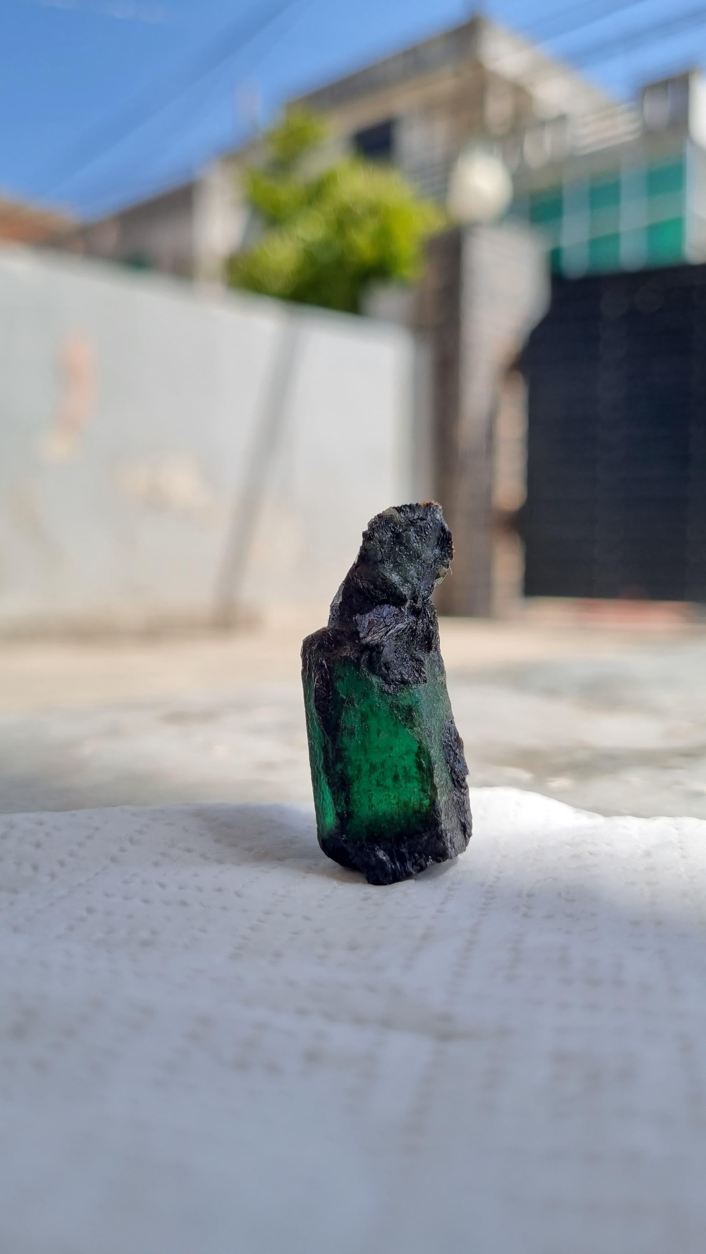 Taille grossière Exceptionnel spécimen d'émeraude brute brésilienne de 46 carats en vente