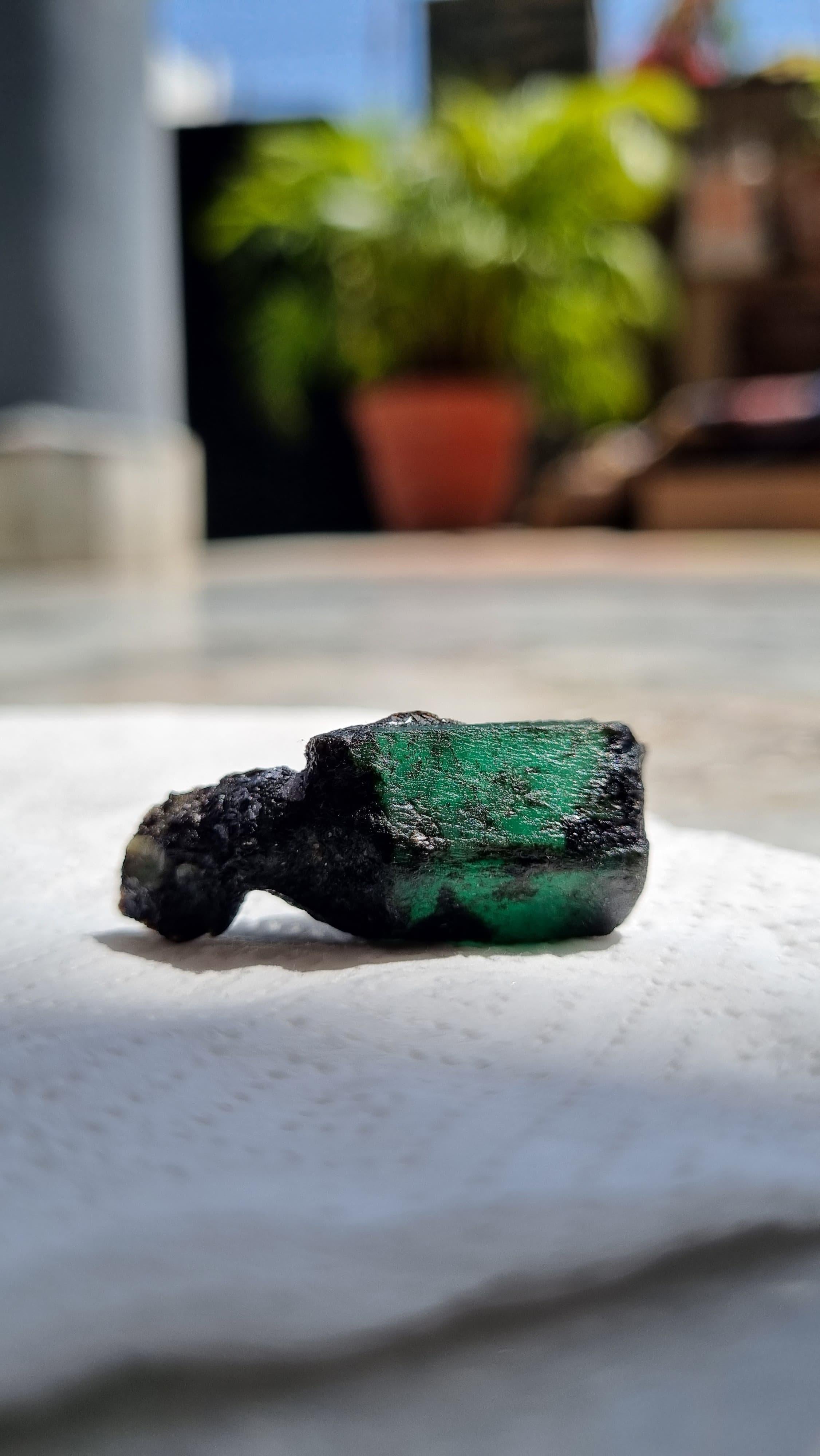 Exceptionnel spécimen d'émeraude brute brésilienne de 46 carats Neuf - En vente à Murrieta, CA